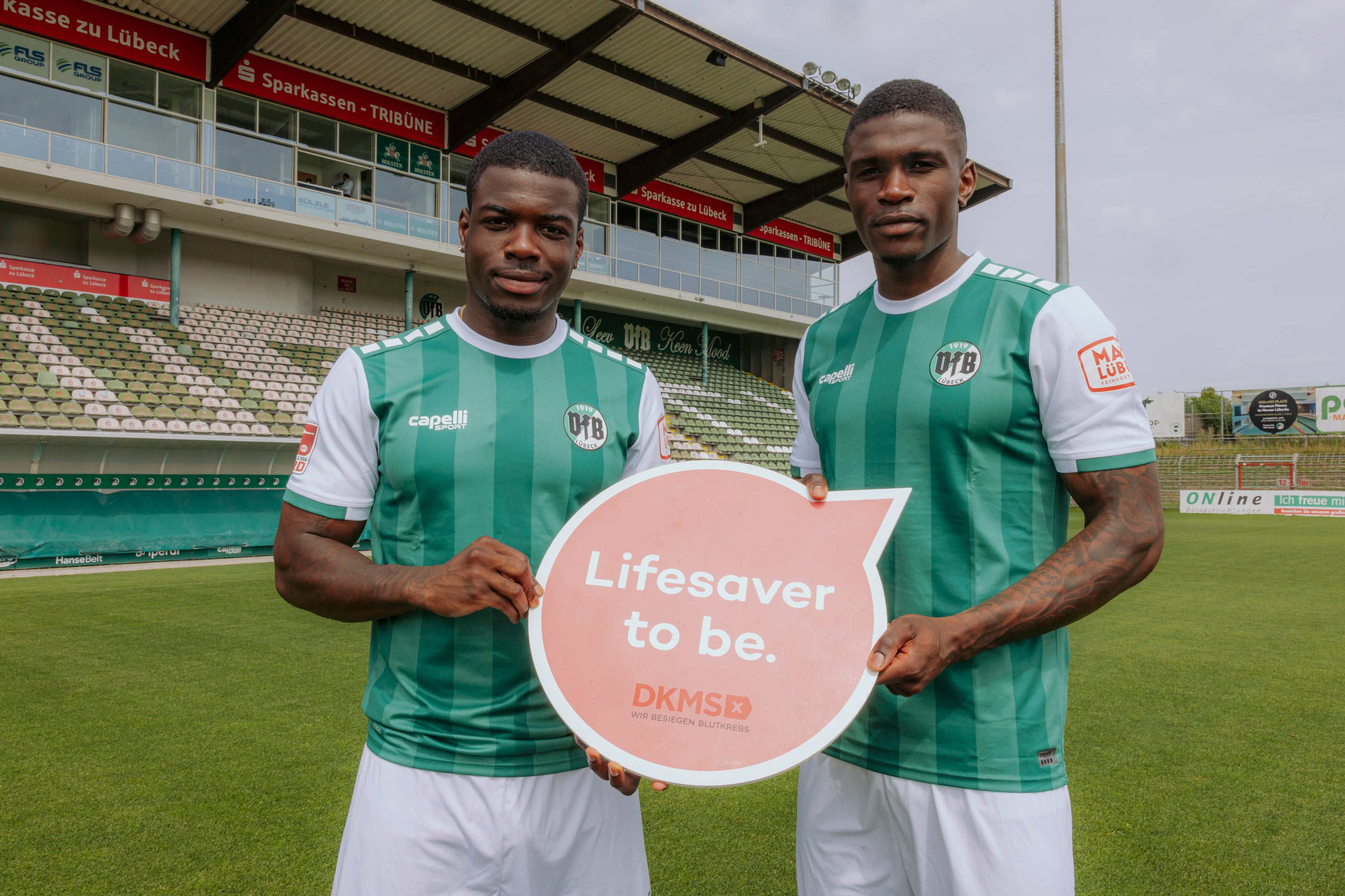 Zwei Spieler des VfB halten eine Sprechblase mit "Lifesaver to be" ©Agentur 54 Grad