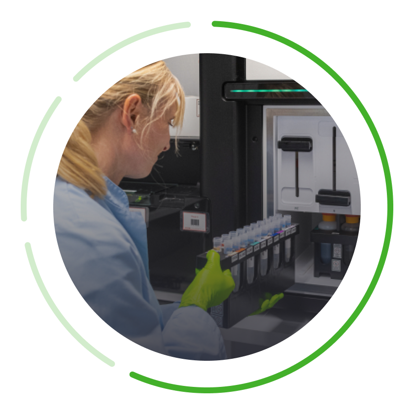 Eine Frau im Laborkittel