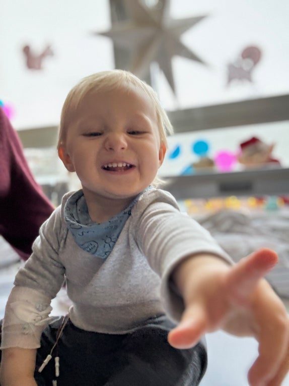 Ein Baby, das auf etwas zeigt