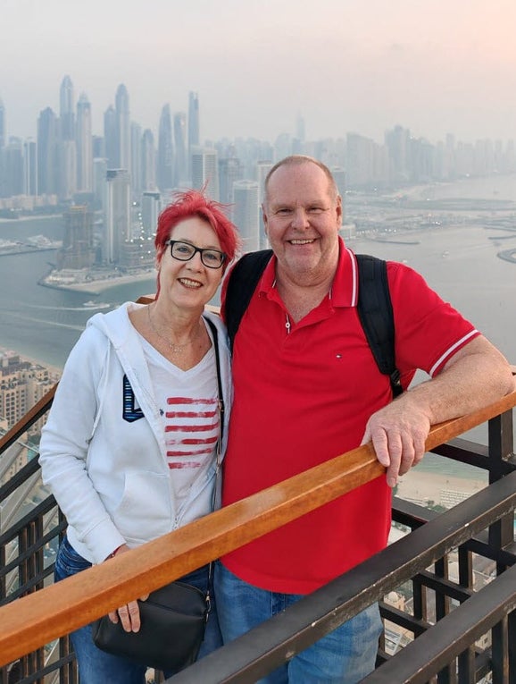 Silke und ihr Mann vor einer schönen Skyline 