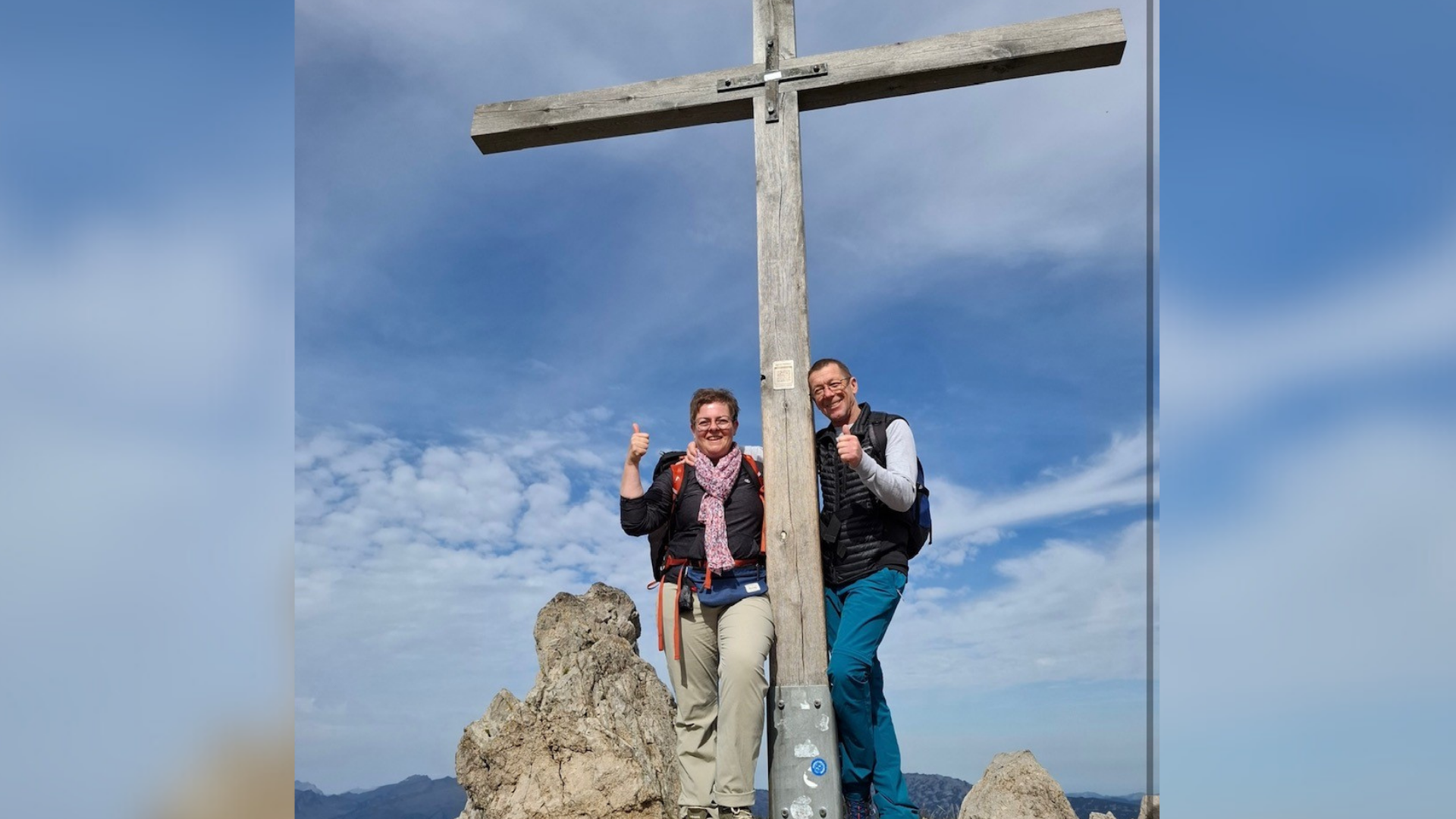 Ein Mann und eine Frau stehen neben einem Kreuz