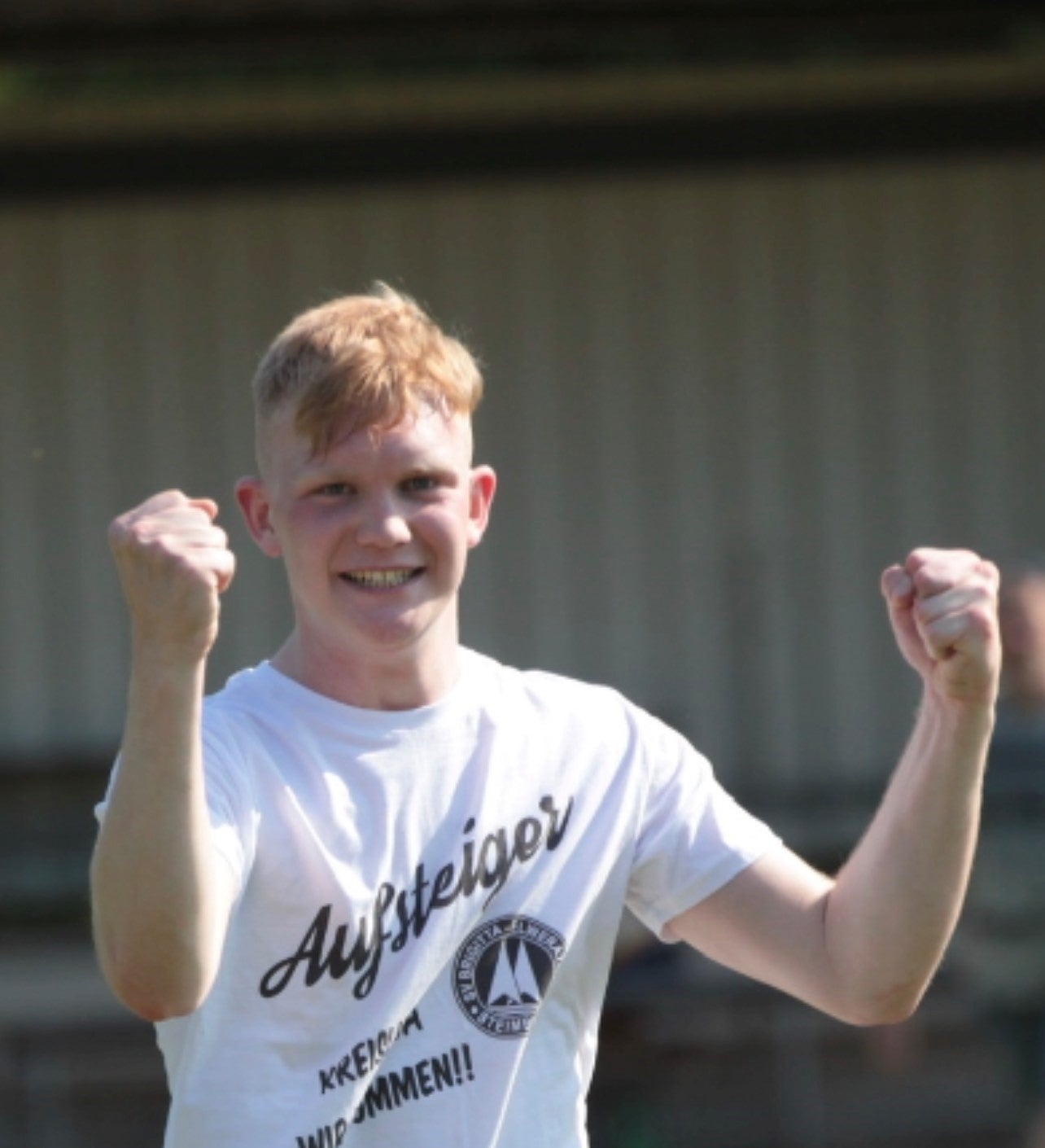 junge freut sich bei einem Fußballspiel