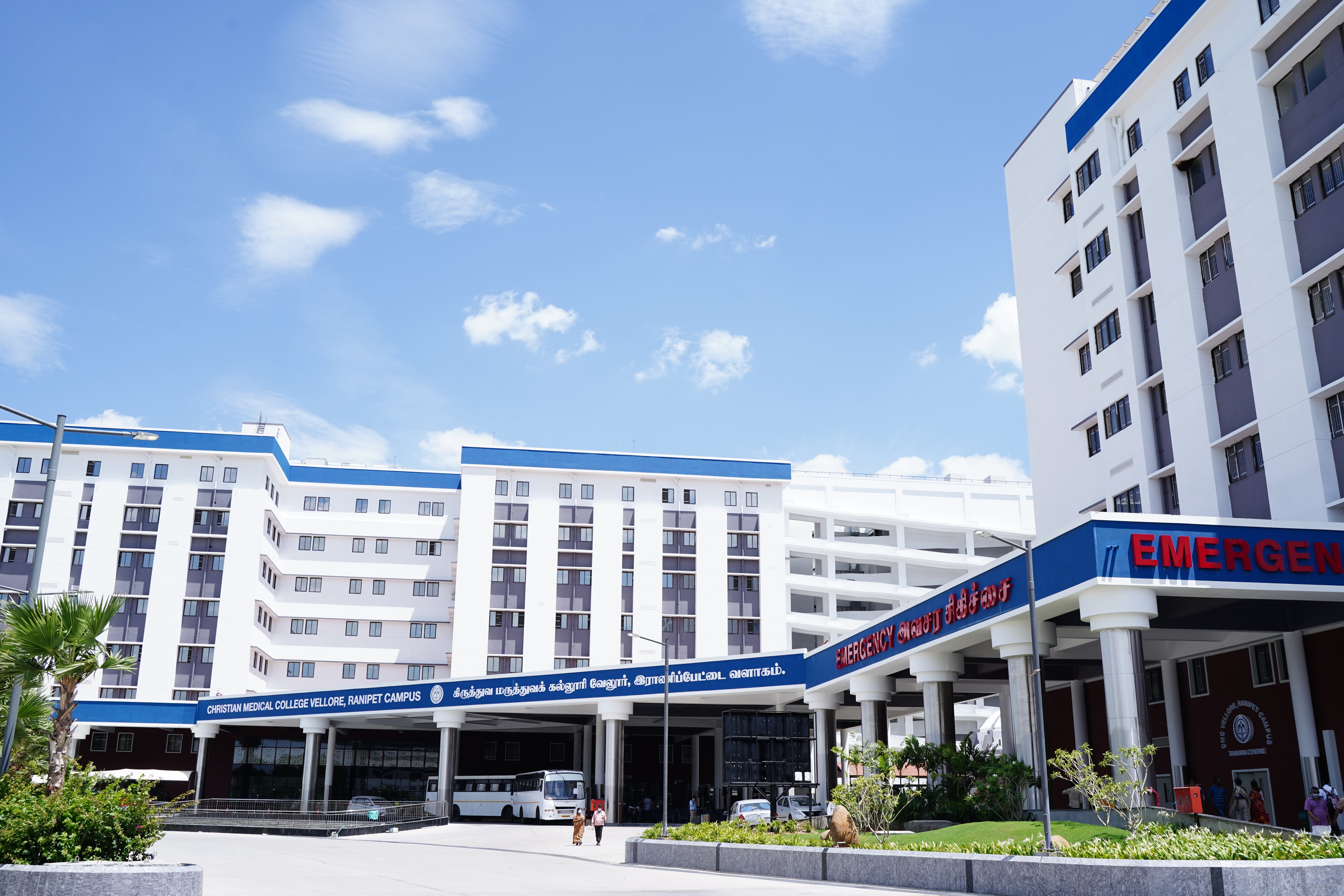 Ein großes weißes Gebäude mit blauen und weißen Streifen