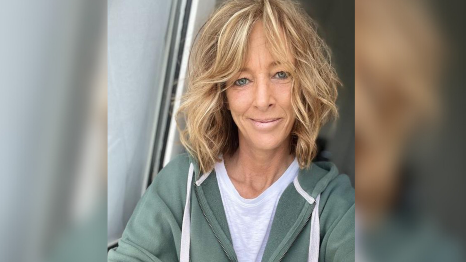 Eine Frau lächelt in die Kamera