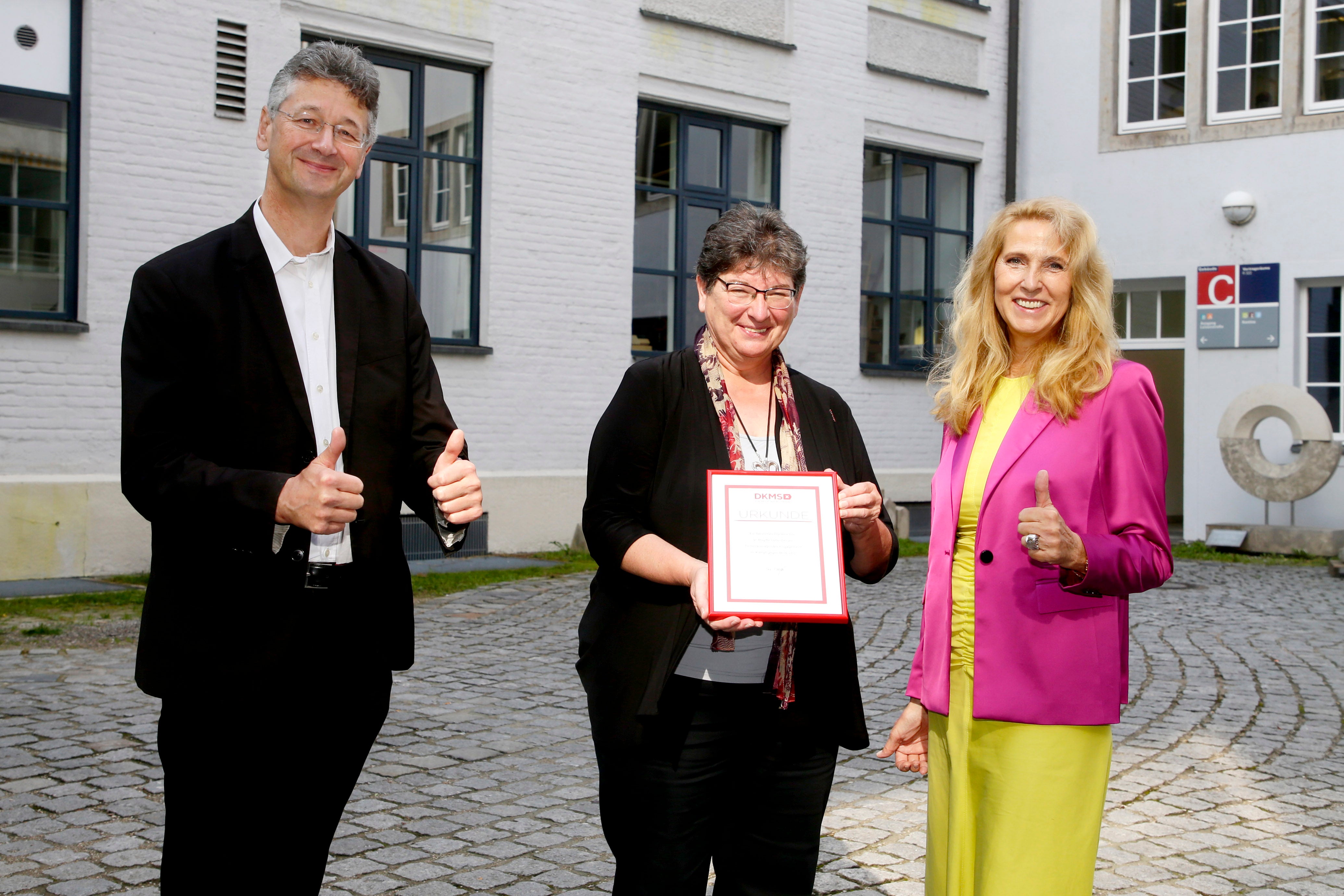 DKMS Geschäftsführerin Dr. Elke Neujahr und der Bayerische Staatsminister für Unterricht und Kultus, Prof. Dr. Michael Piazolo mit DKMS Ehrenamtspreisträgerin Brigitte Lehenberger