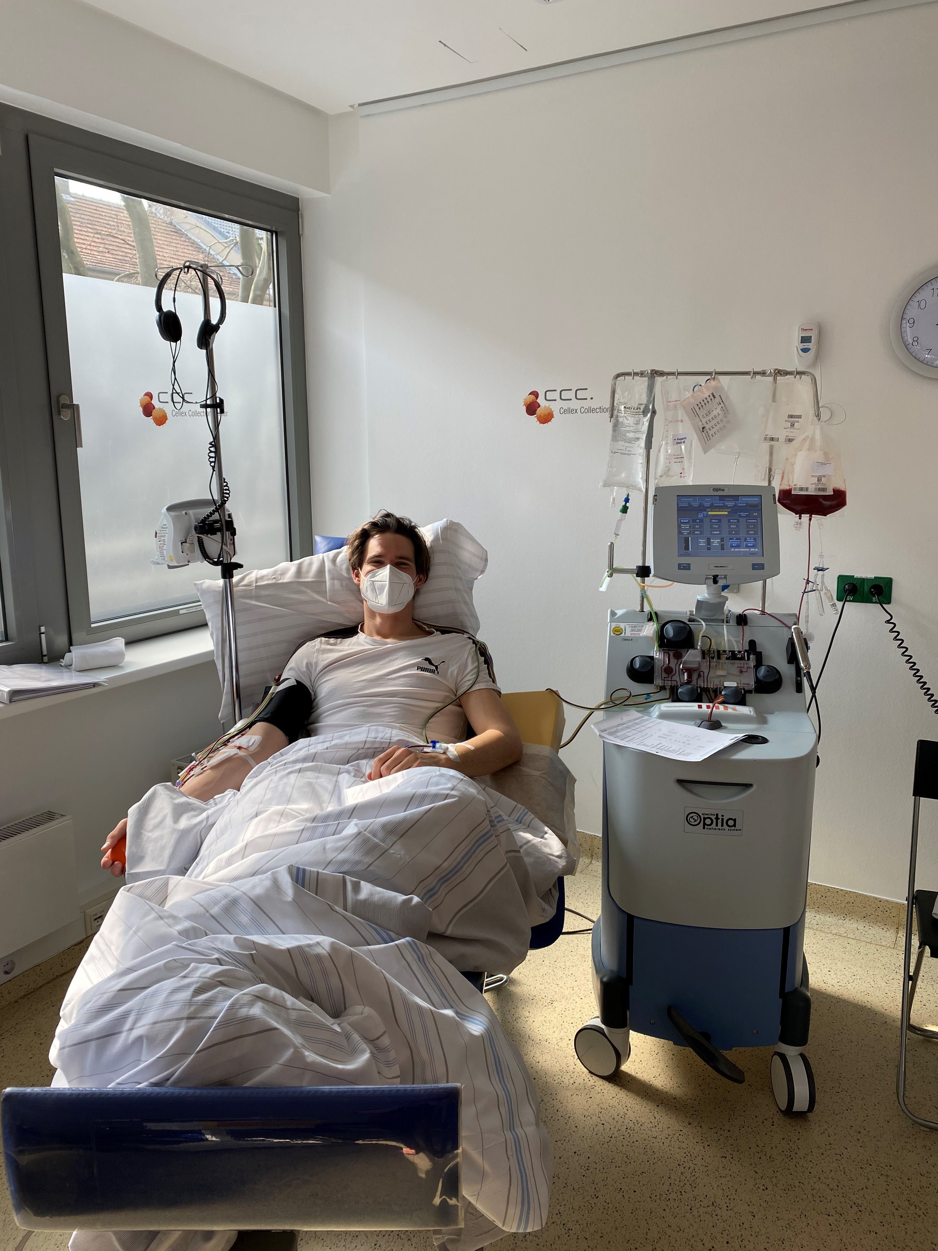 BVB-Profi Marwin Hitz bei seiner Stammzellspende, er liegt in einem Bett, daneben ein Apherese Gerät