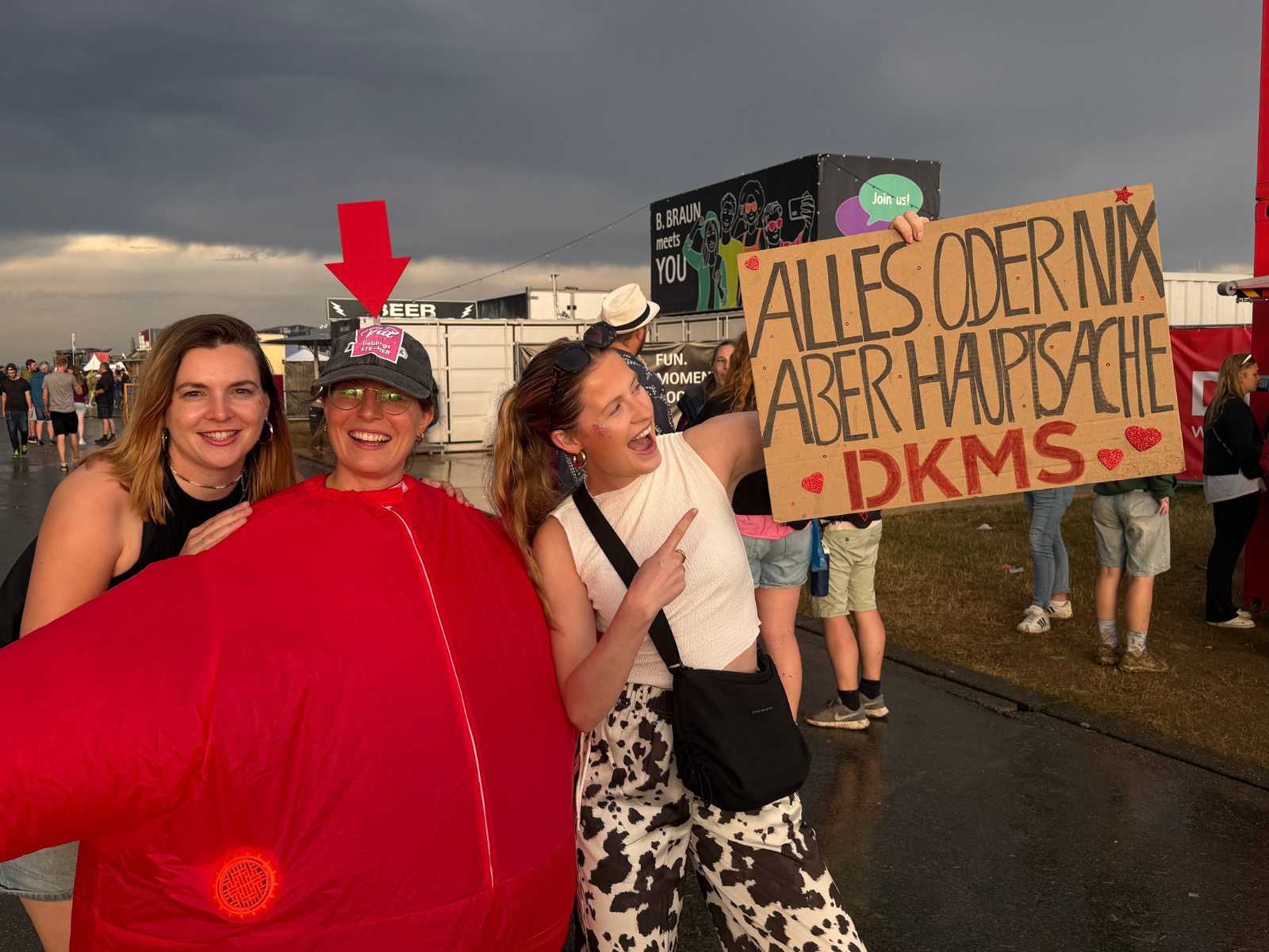 Southside Festival Team mit Schild "Alles oder nicht - aber Hauptsache DKMS"