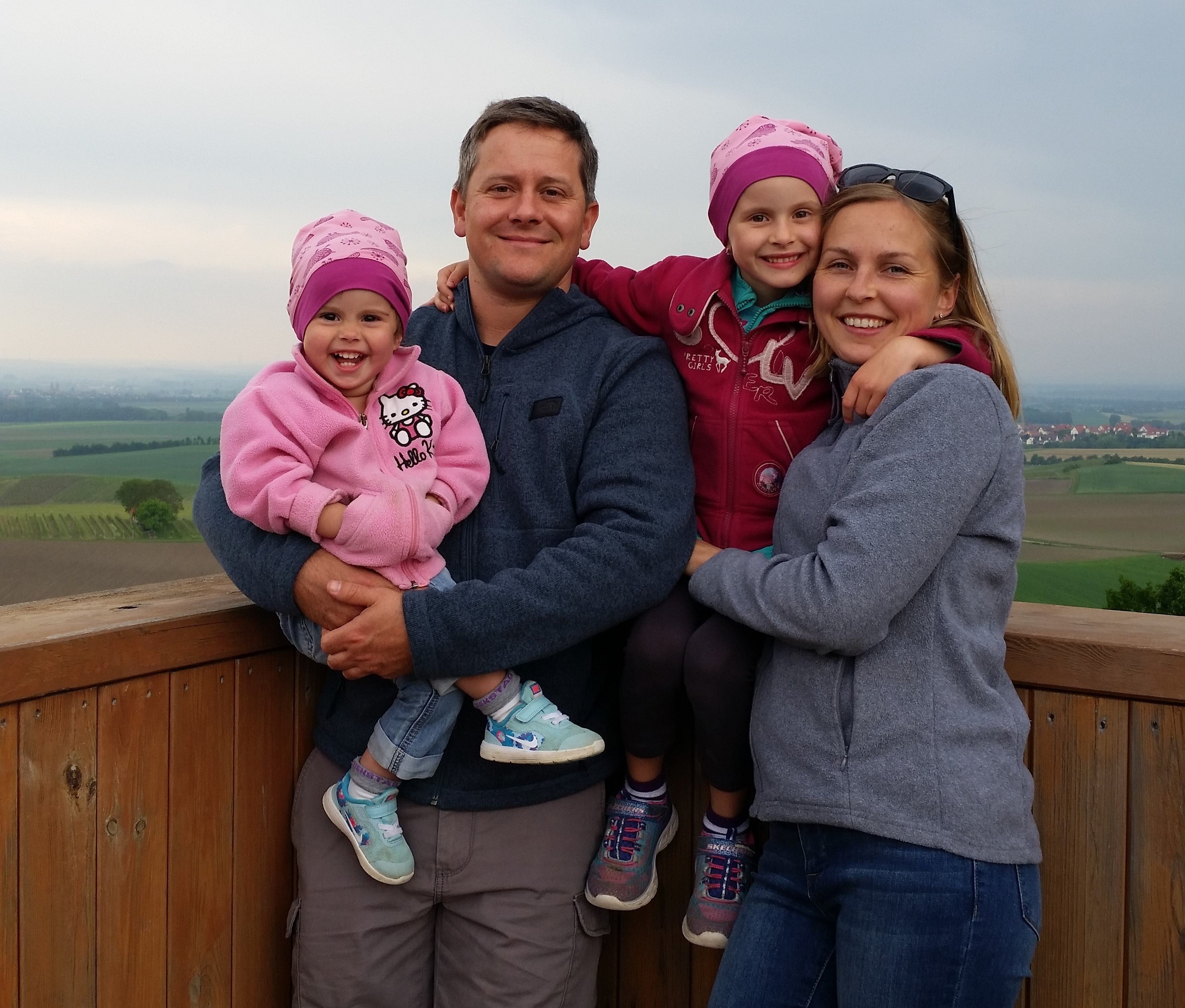 Marco mit seiner Frau und seinen Töchtern.