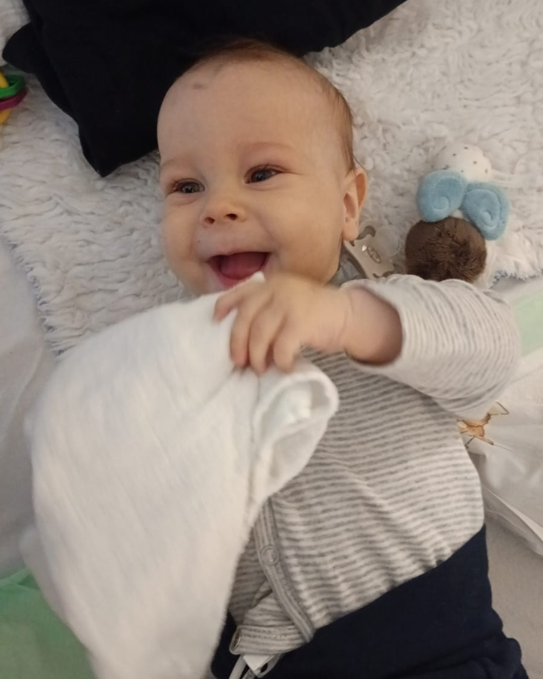 Ein Baby auf einer Decke liegend