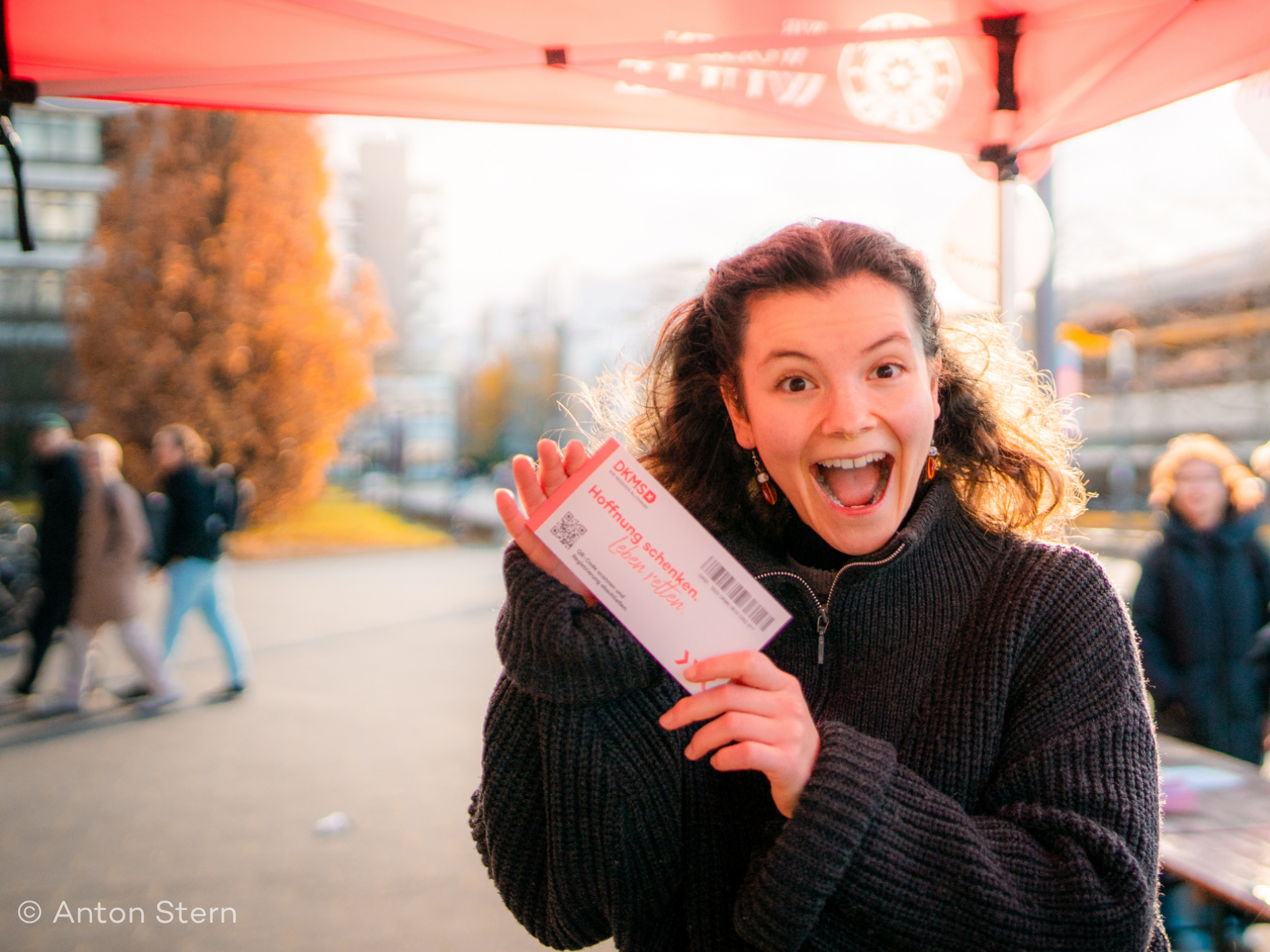 Eine Frau hält einen Fahrschein