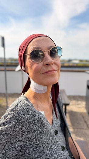 Sabine mit Sonnenbrille und Bandana