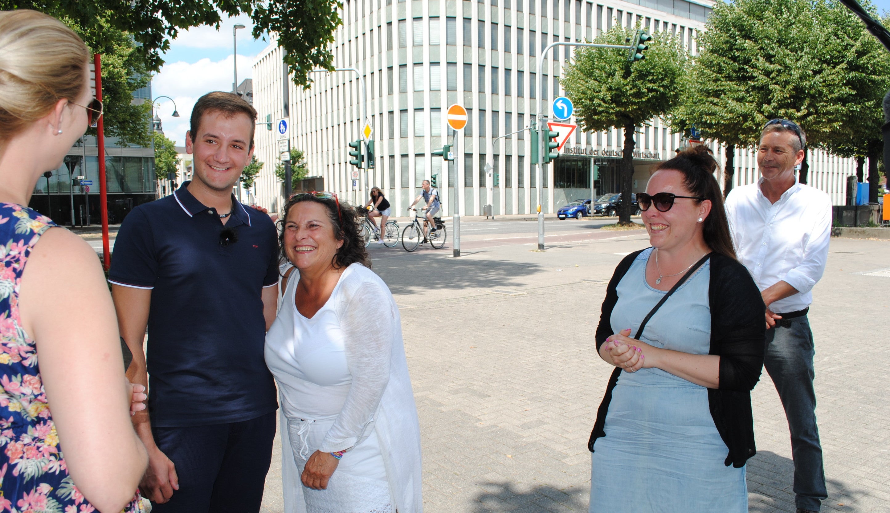 Eine Gruppe von Menschen, die in einer Stadt stehen