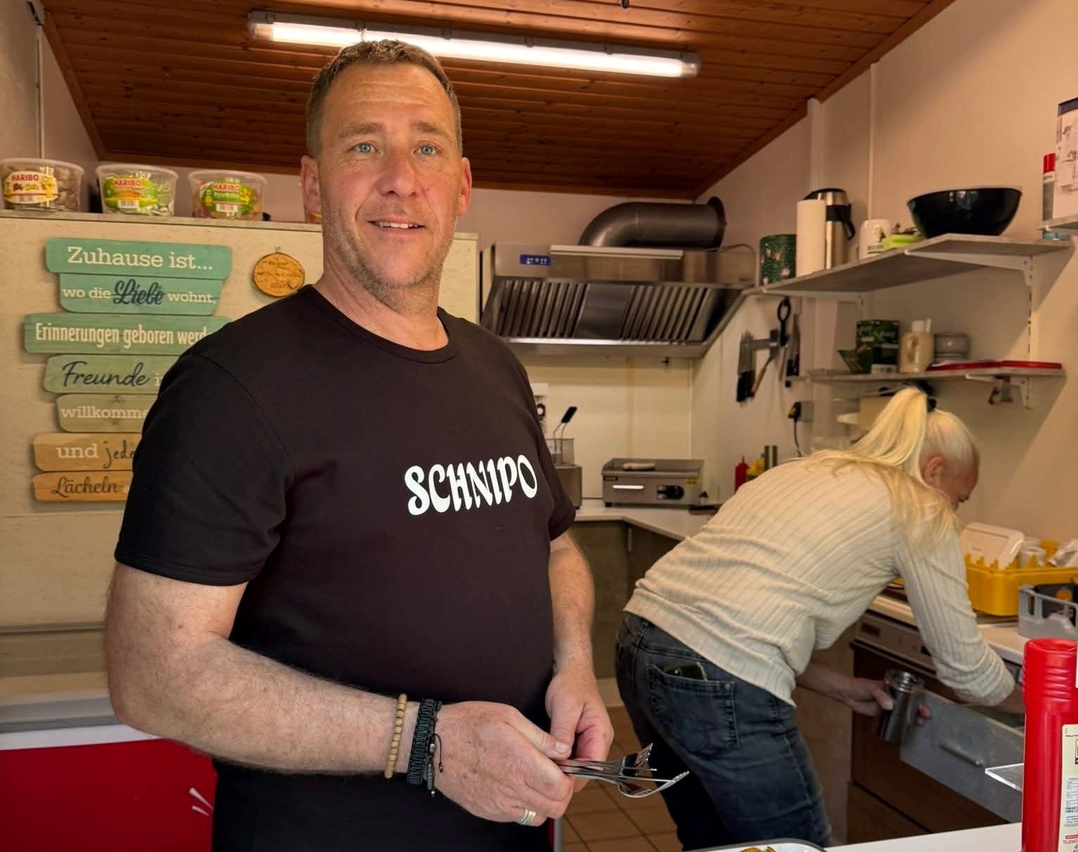 Ein Mann steht in einer Küche