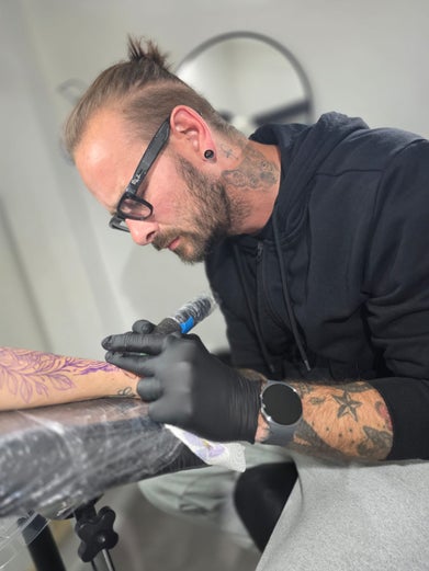 Patient Phil, beim Tattoo stechen