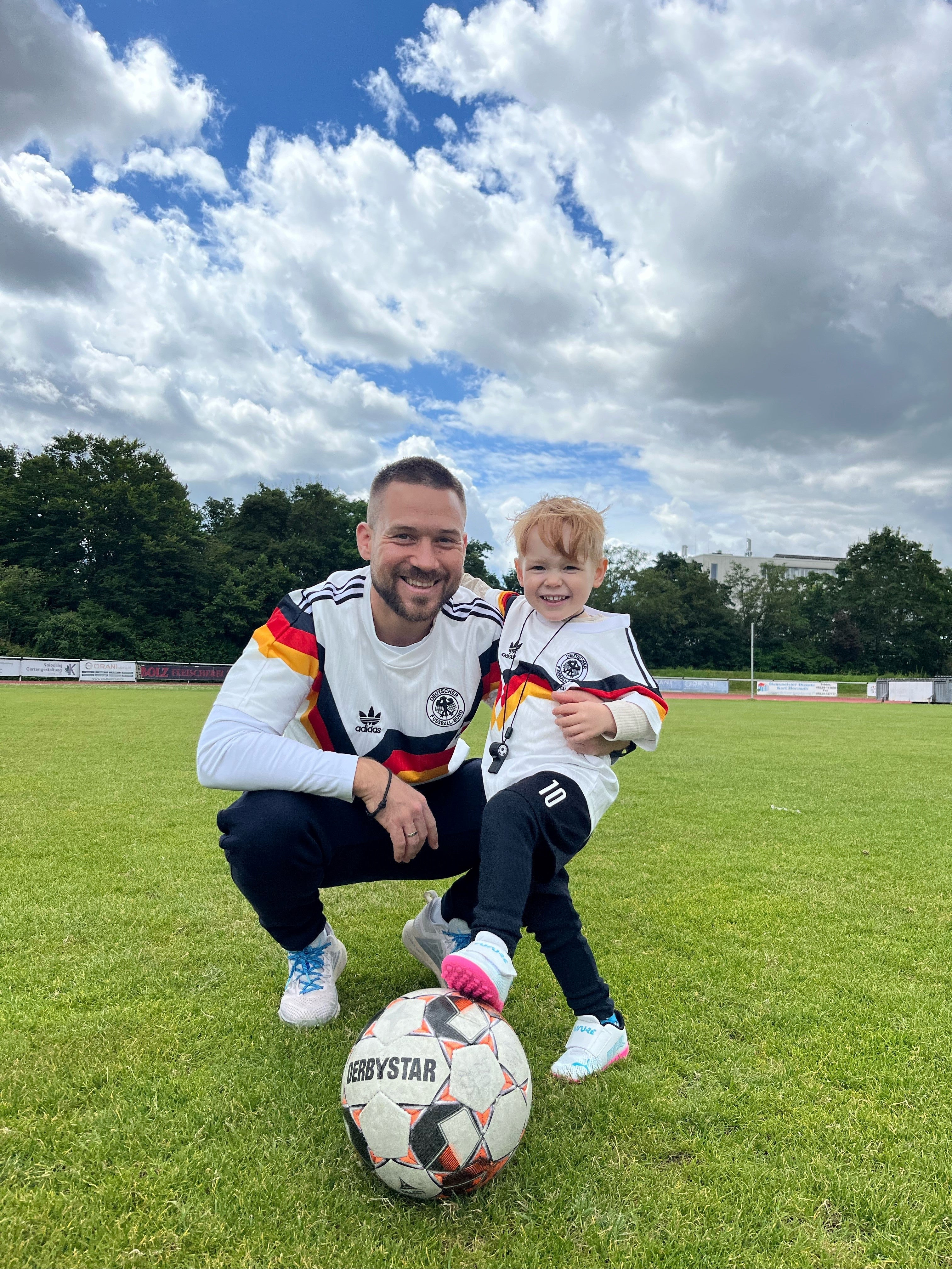 Ben mit seinem Papa auf dem Fußballplatz