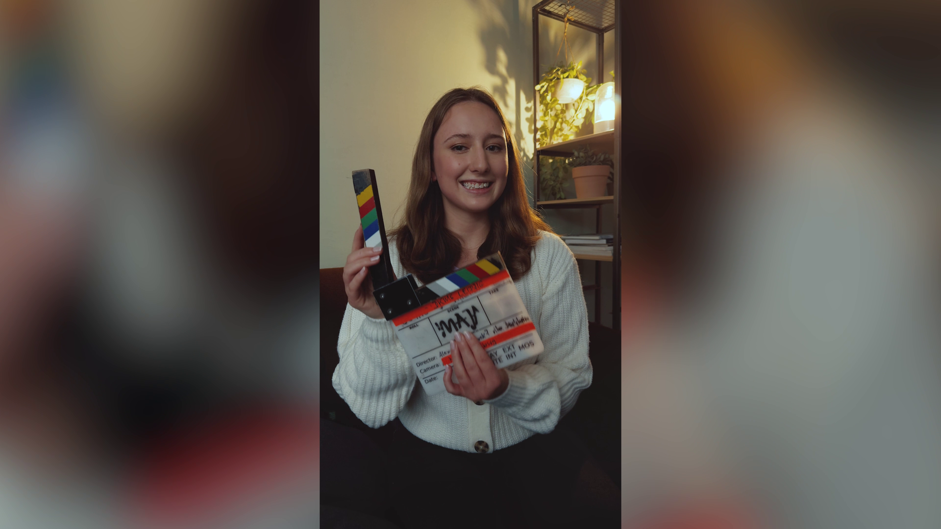 Eine Frau hält eine Filmklappe.