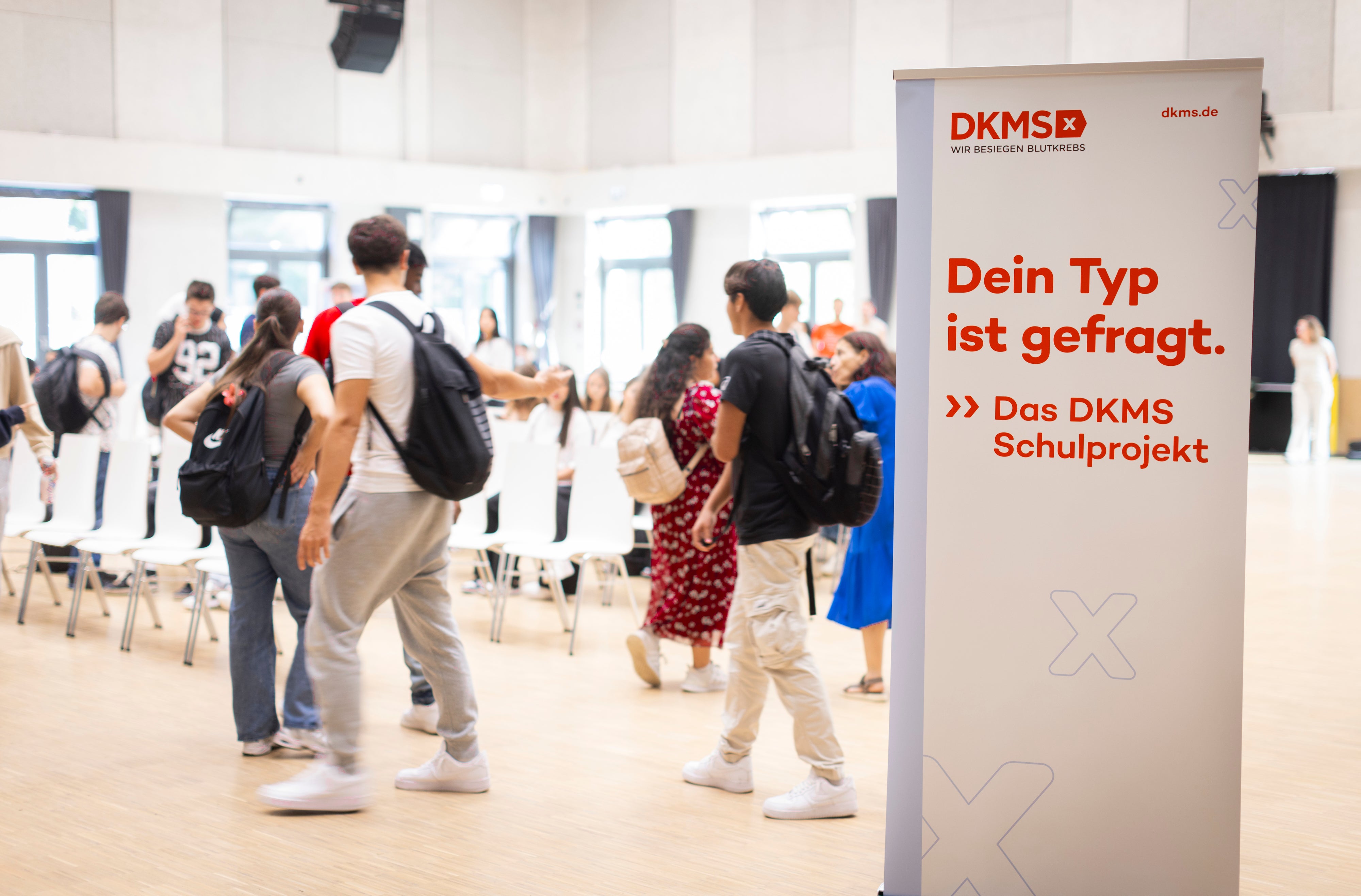 Eine Gruppe von Menschen, die einen Raum betreten