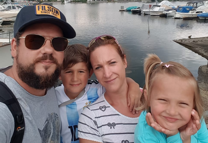 Eine Familie mit zwei Kindern posiert für ein Foto