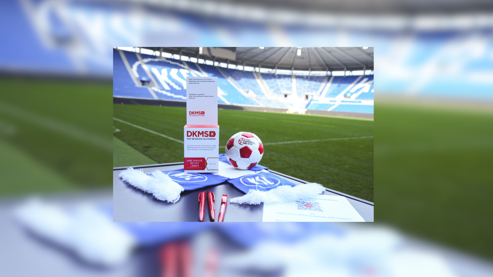 Ein Fußball und eine Eintrittskarte auf einem Tisch in einem Stadion