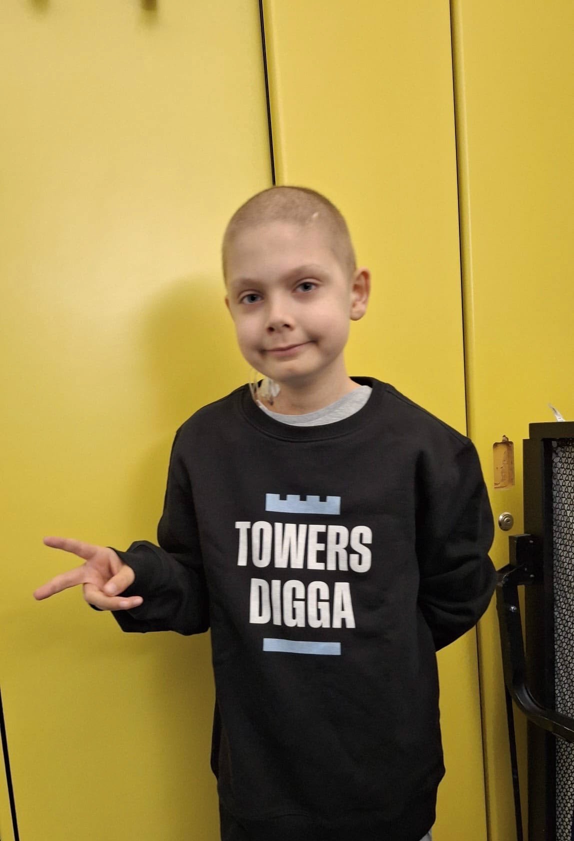 Ein Junge steht vor einer gelben Tür