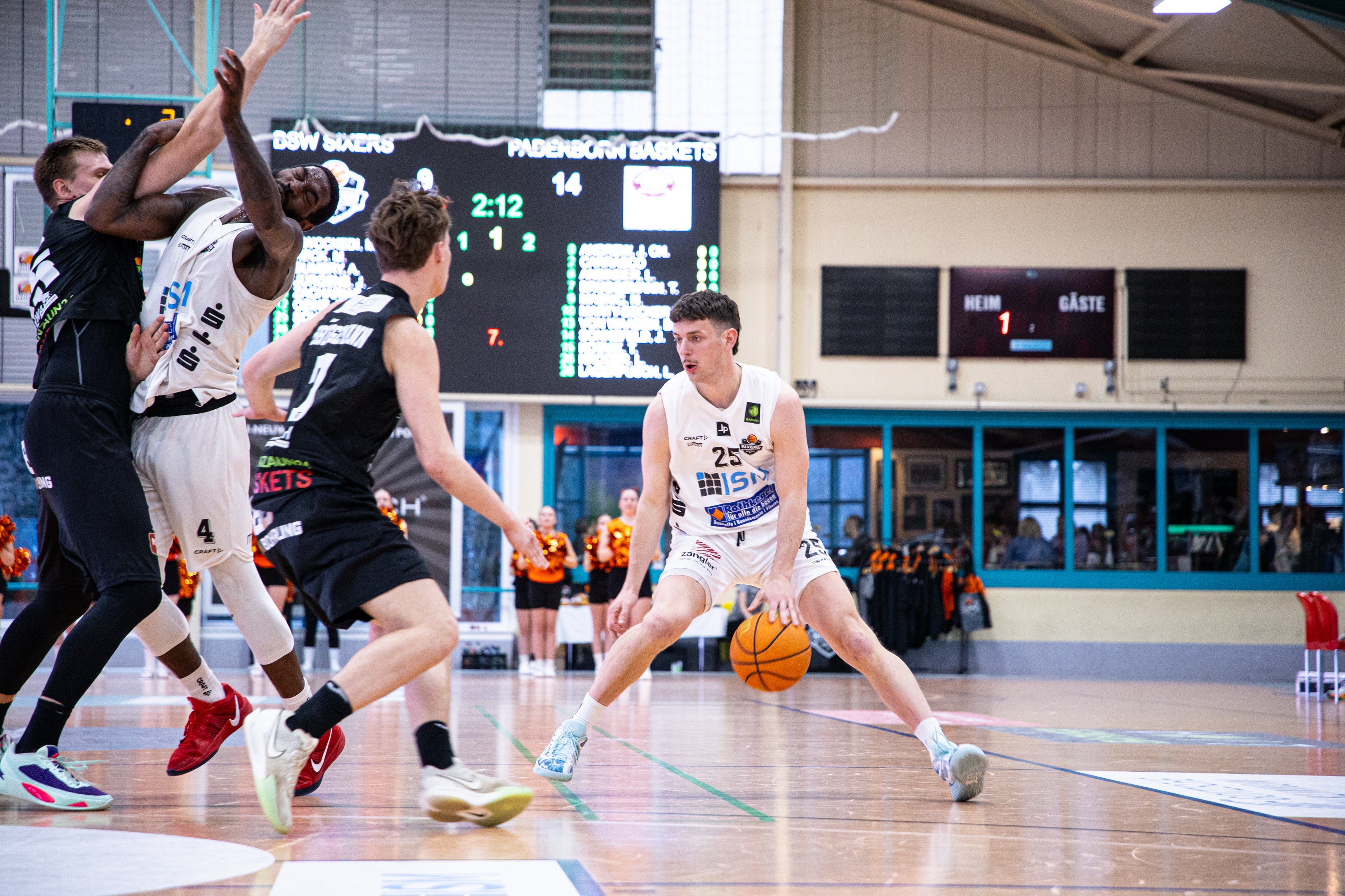 Eine Gruppe von Menschen spielt Basketball