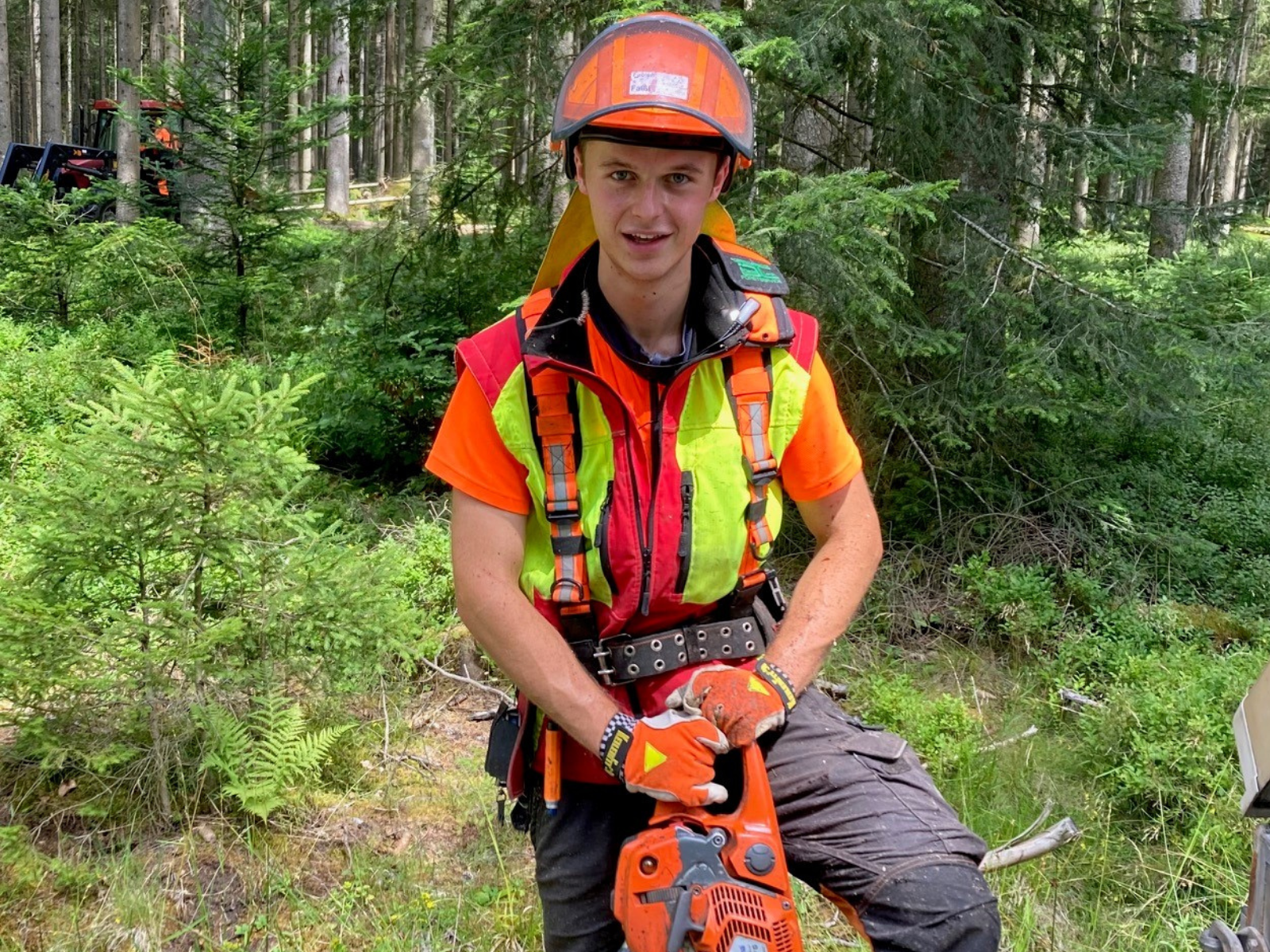 Fabian im Wald bei der Arbeit.