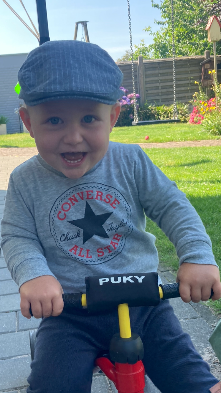 Ein Kind auf einem Fahrrad