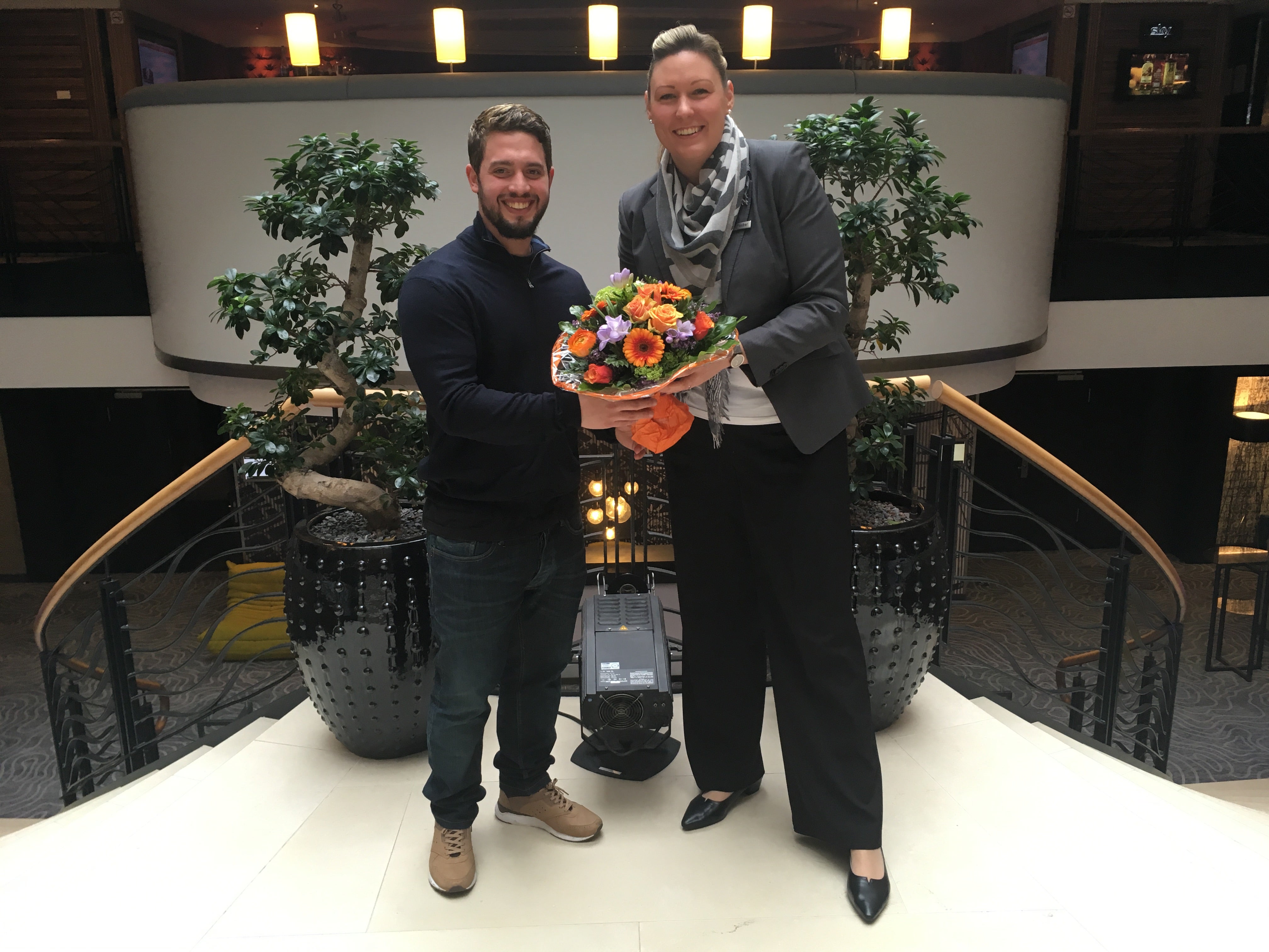 v.l. DKMS-Spender Daniel Washington und Carolin Reuber (Marketing Manager Marriott Hotel)