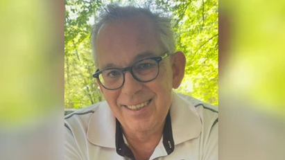 Ein Mann mit Brille, der lächelt