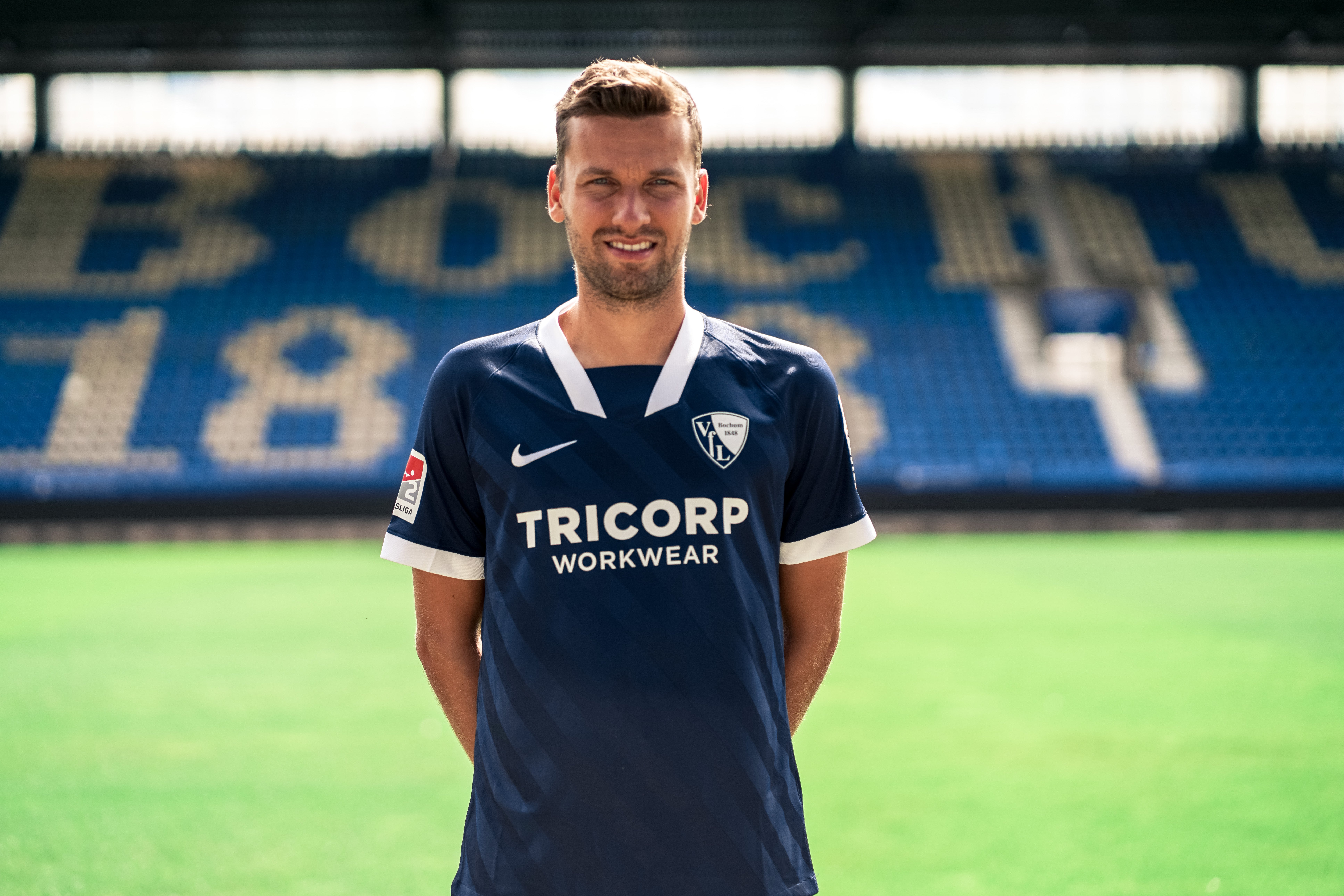 Ein Mann in einem Fußballtrikot