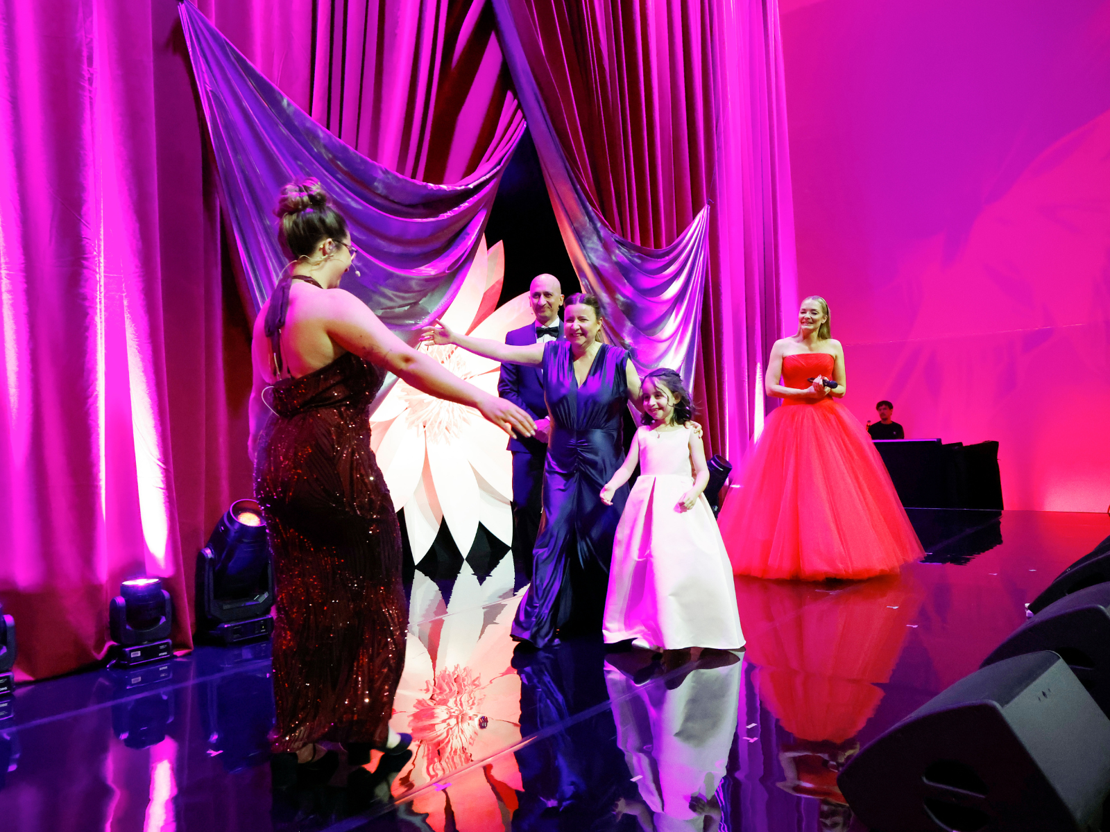 Foto von der Bühne der DKMS-Gala: Eine Spenderin trifft auf eine Patientin