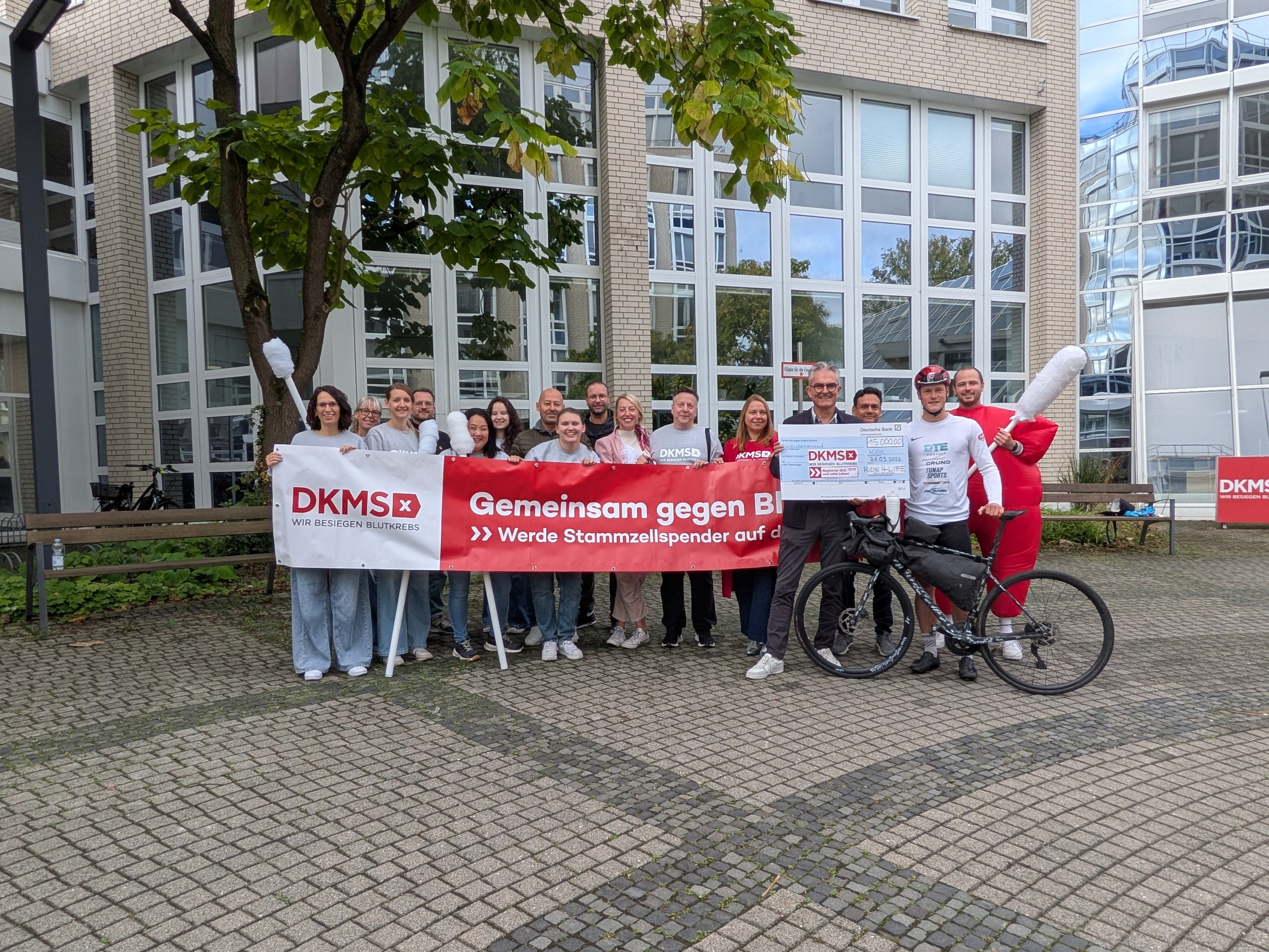 Phil wurde bei seiner Ankunft in Köln gebührend von DKMS-Mitarbeiter:innen in Empfang genommen. 