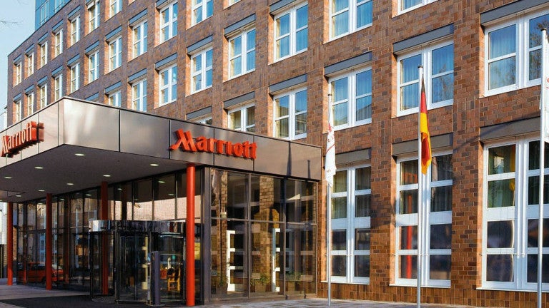 Ein Marriott Hotel von außen fotografiert