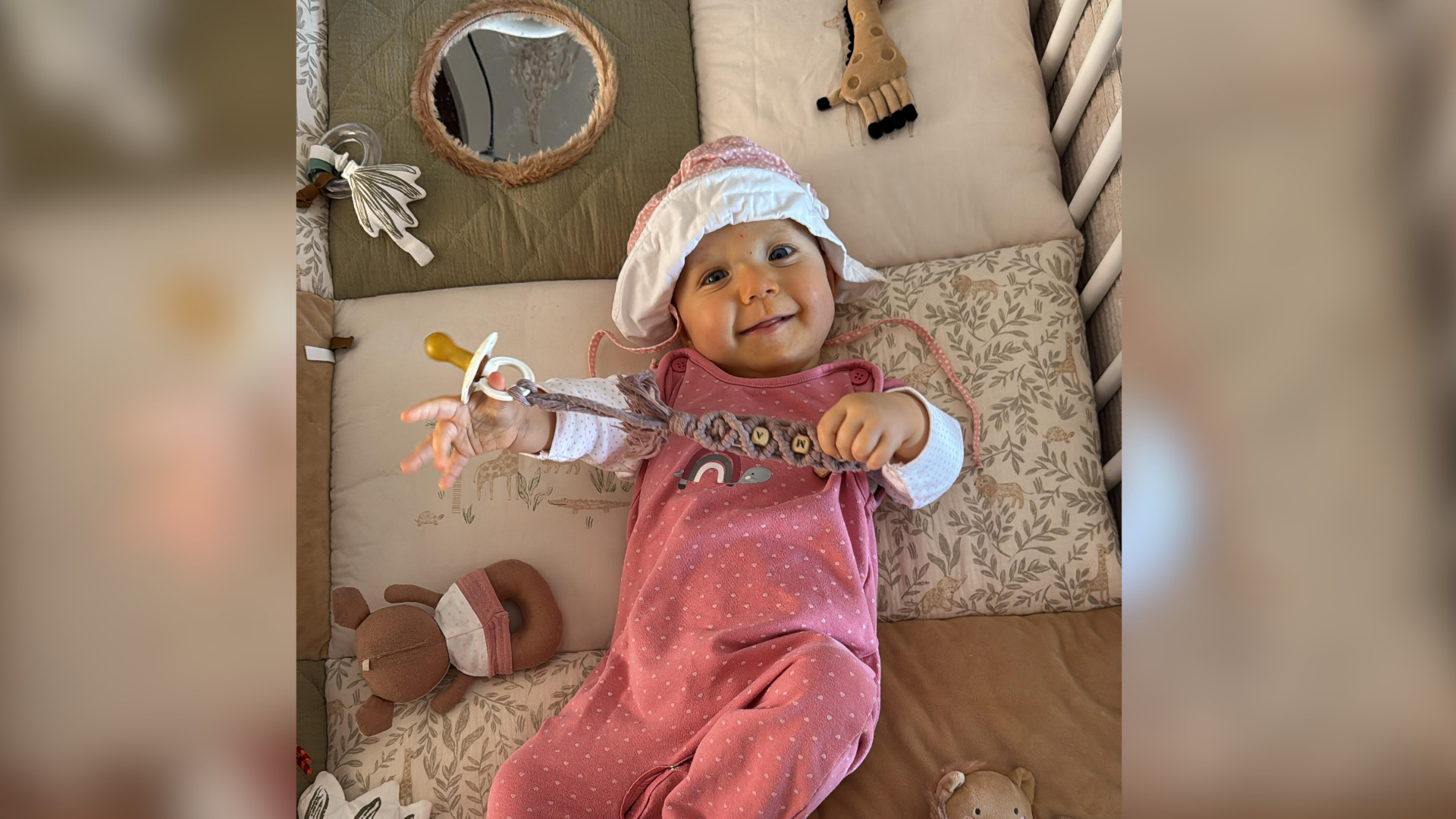 Ein Baby in einem Kinderbett