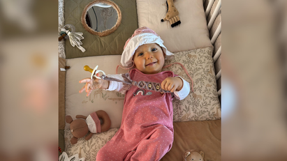 Ein Baby in einem Kinderbett