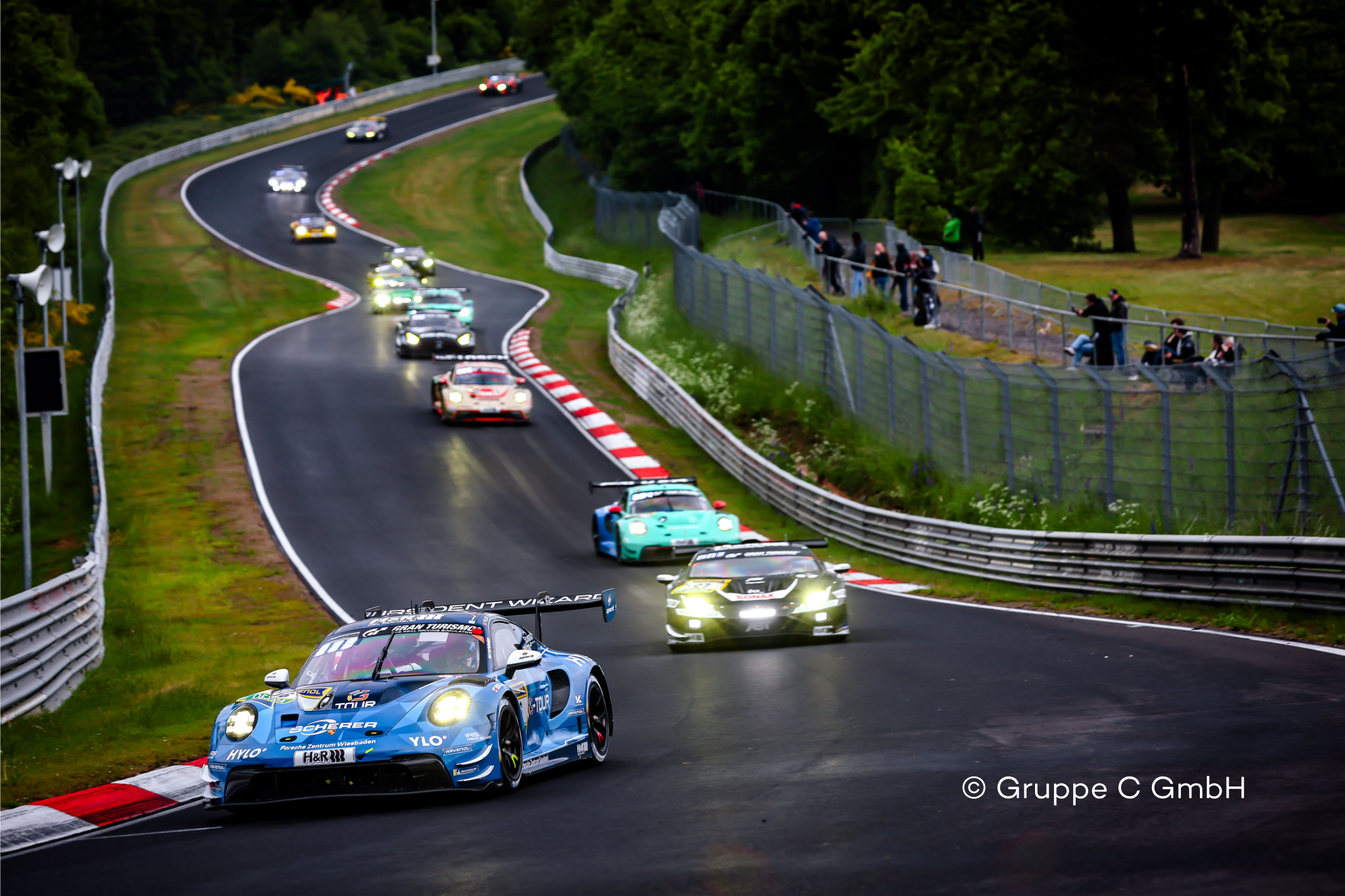 Rennwagen auf einer Rennstrecke.