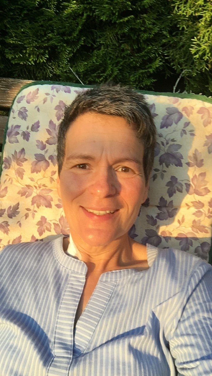 eine Frau macht ein Selfie auf einem Liegestuhl