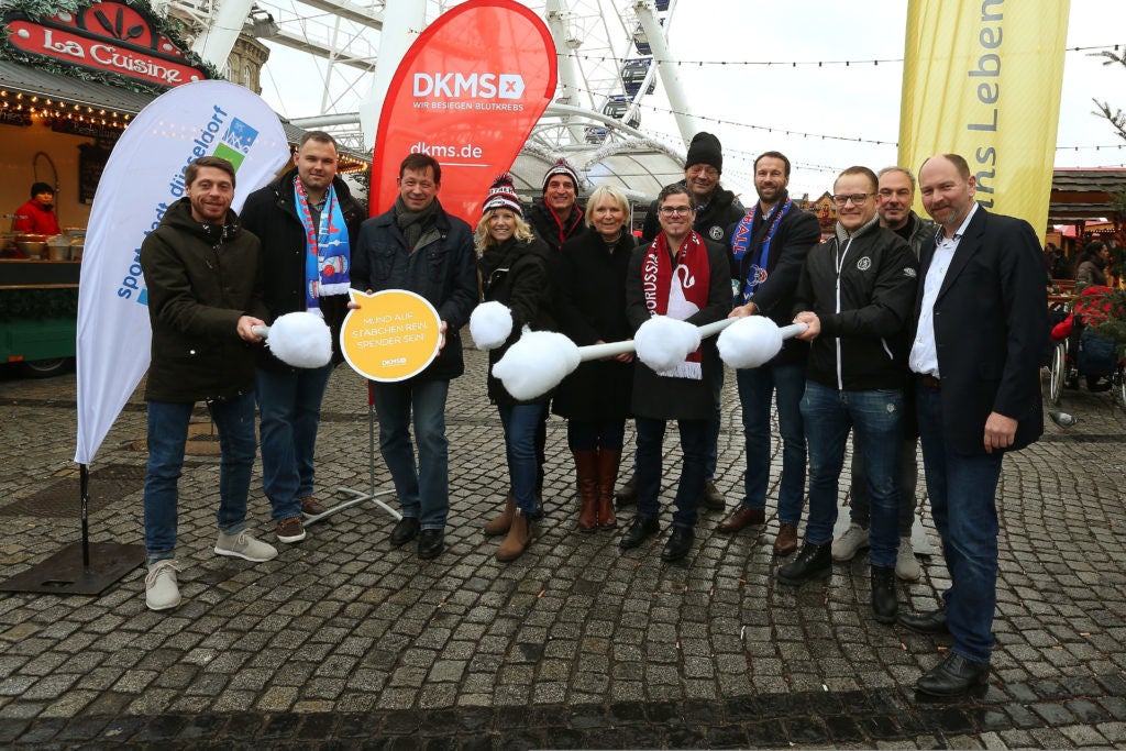 Eine Gruppe von Menschen mit großen Wattestäbchen in den Händen