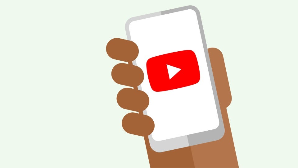 Eine Hand hält ein Handy mit YouTube Icon