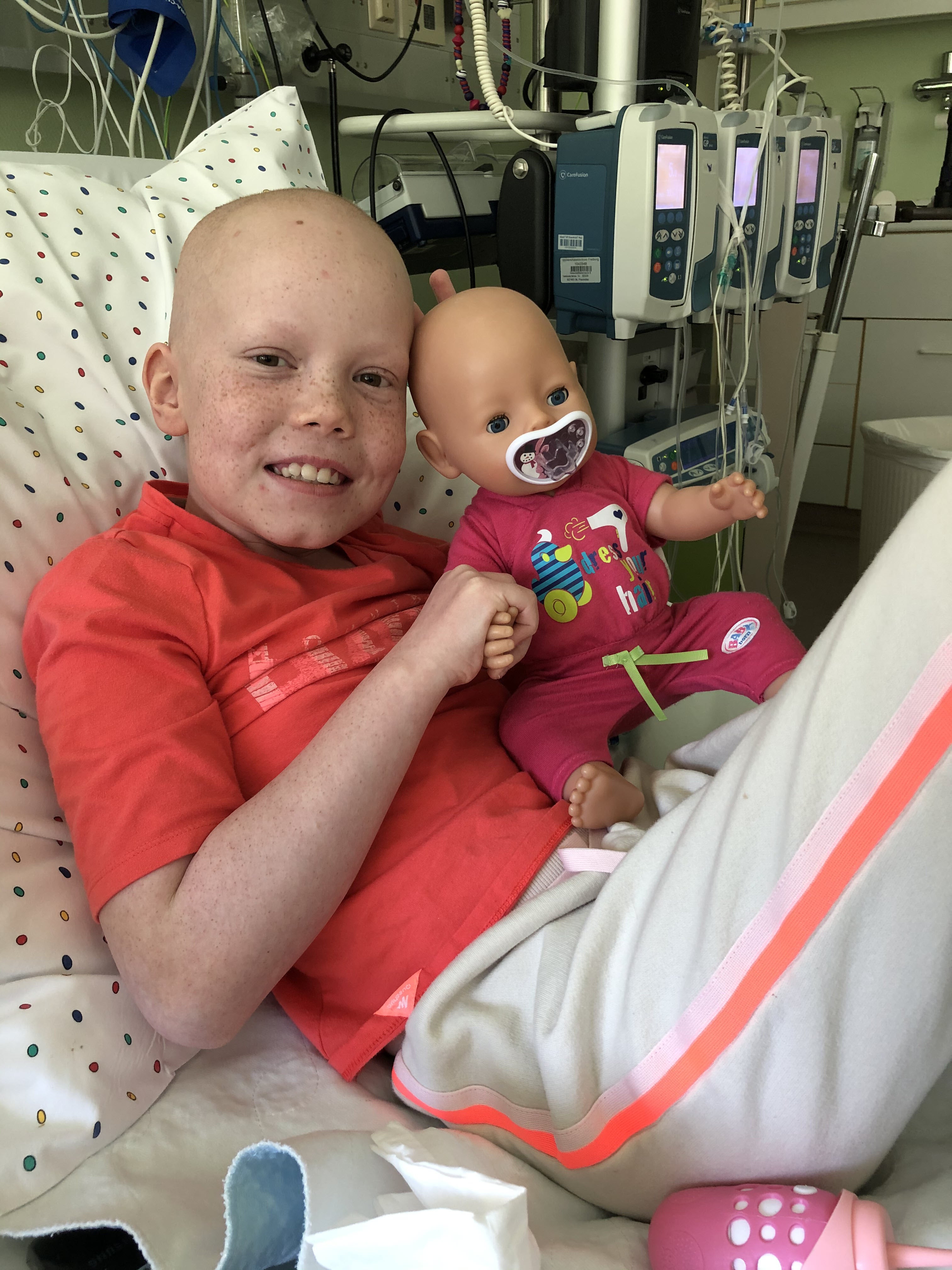 Jana im Krankenhaus mit einer Puppe