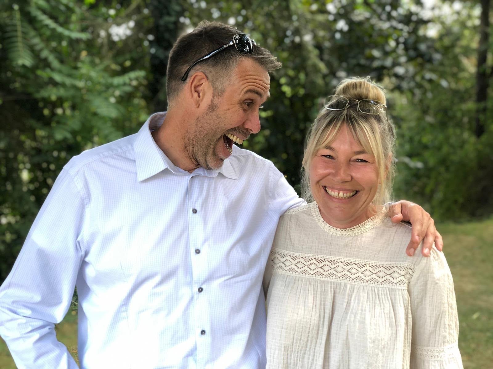 Patientin Britta Arm in Arm mit ihrem Ehemann.