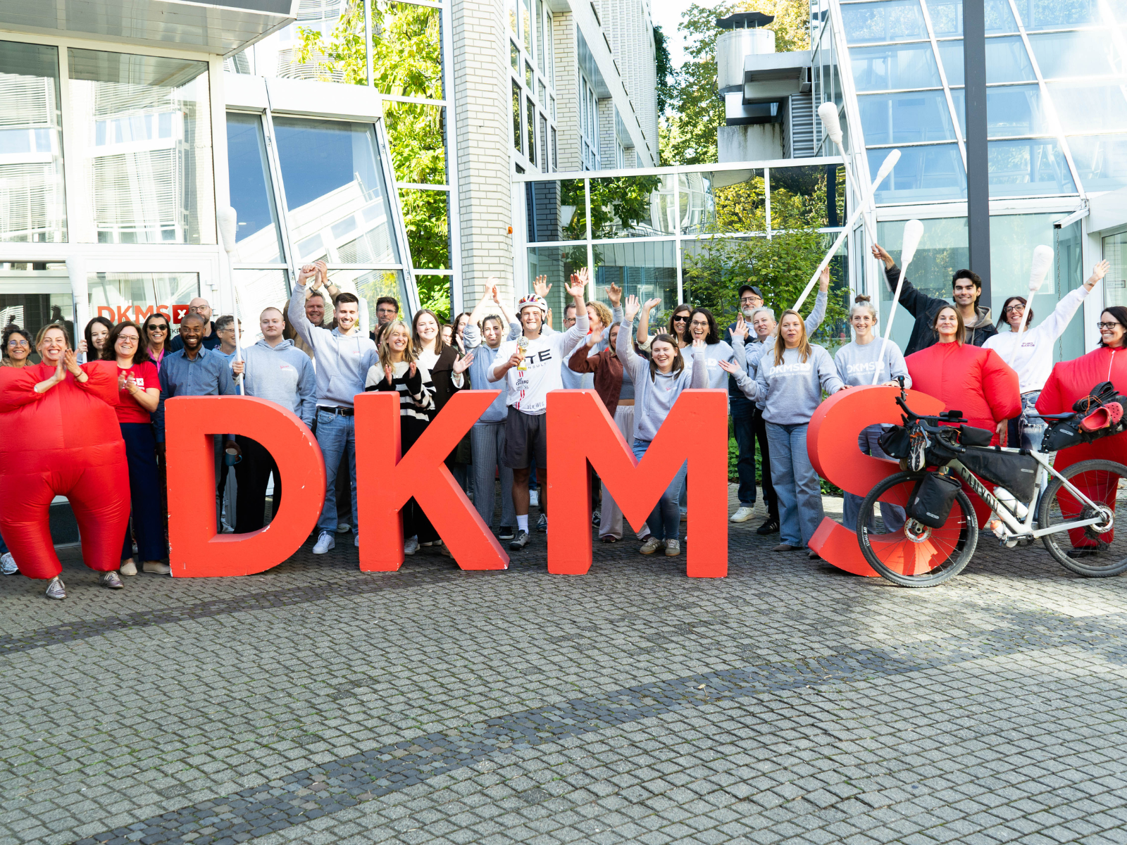 Phil Weinmann mit den Kolleg:innen der DKMS während seines Empfangs in Köln.