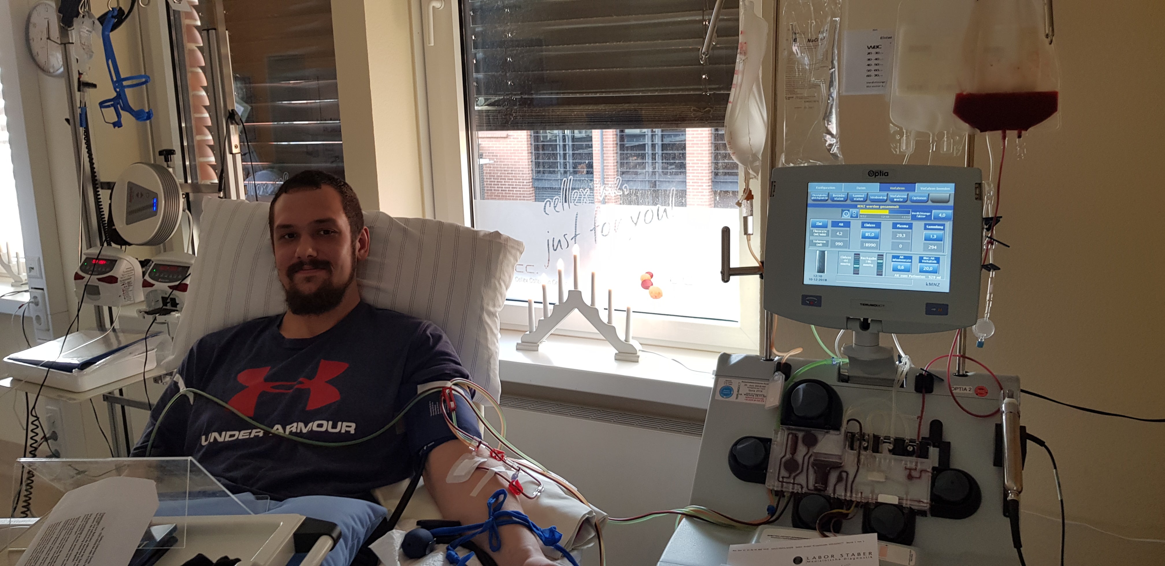 Max Schiller spendete Stammzellen, er liegt in einem Bett und ist an ein Apherese-Gerät angeschlossen