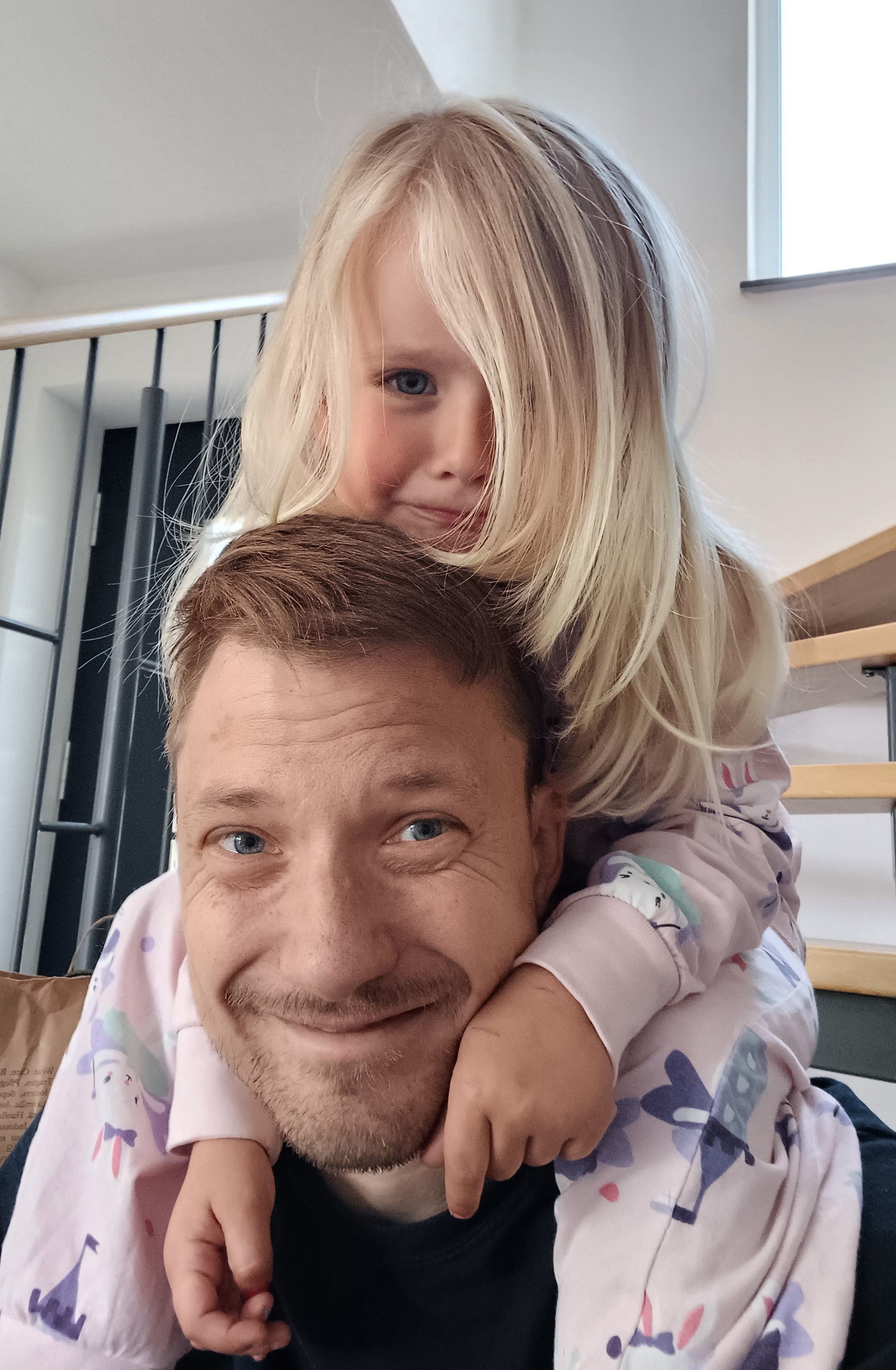 Patient Thomas mit seiner Tochter auf den Schultern 