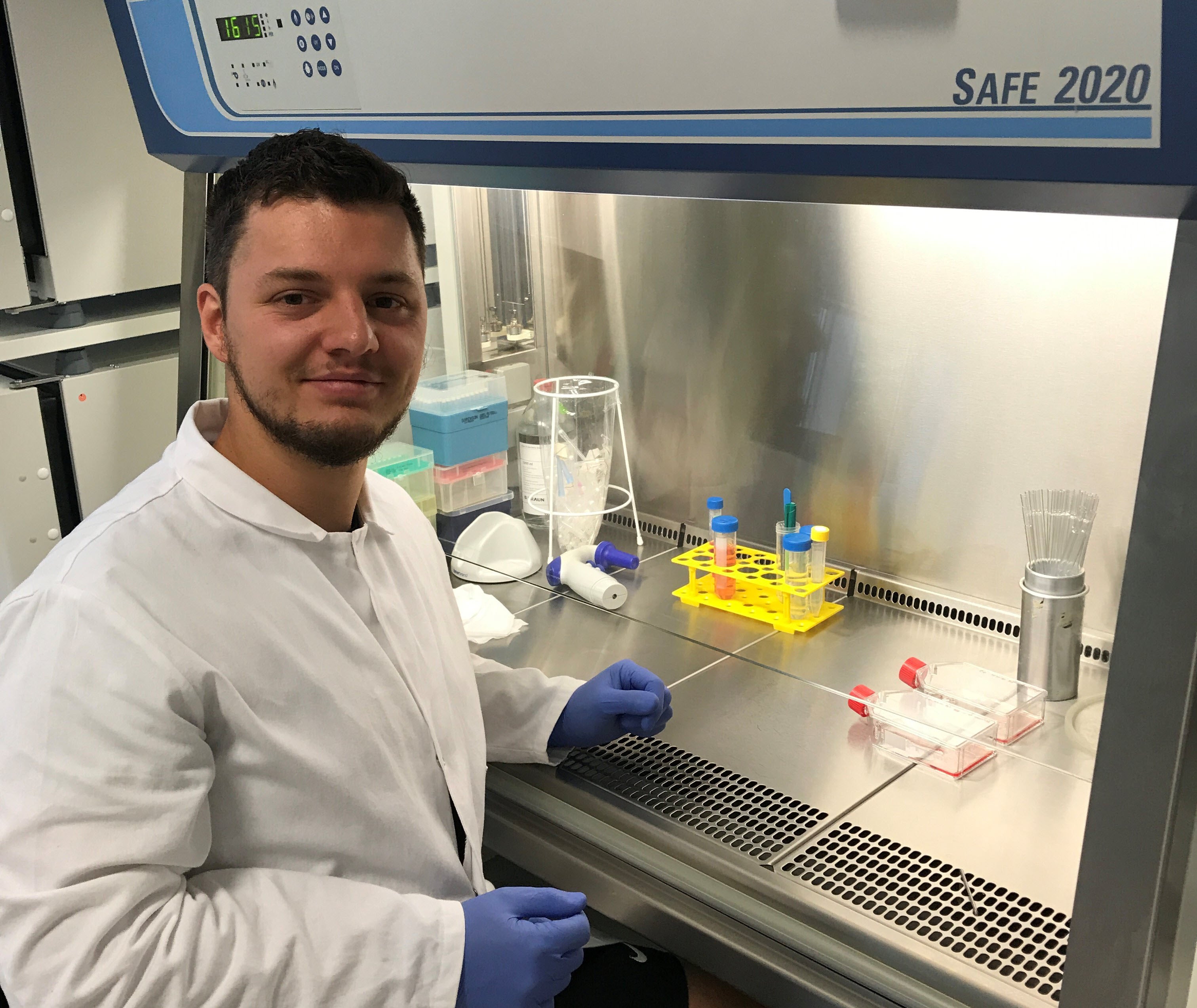 Ein Mann im Laborkittel