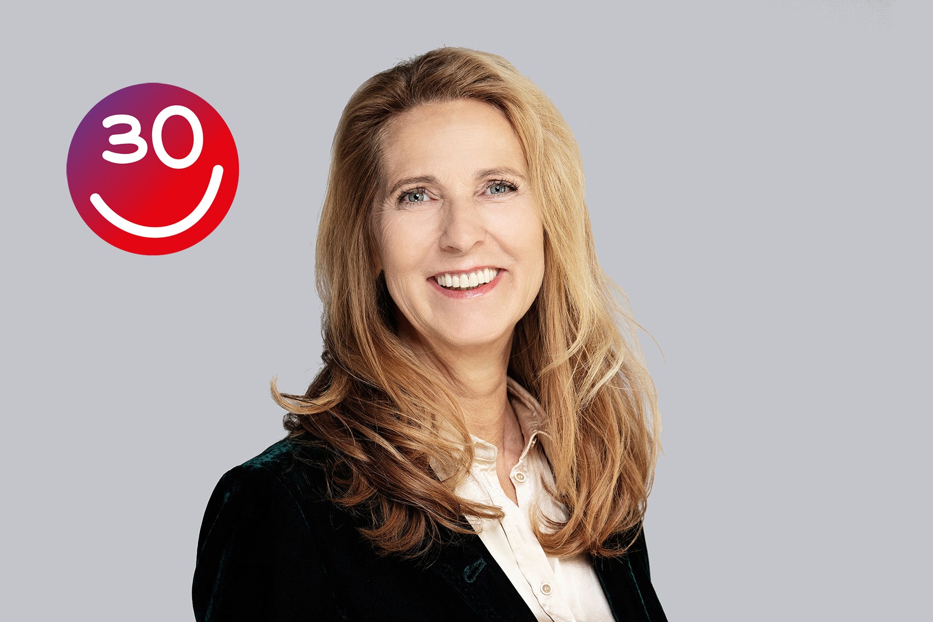 Eine Frau lächelt in die Kamera