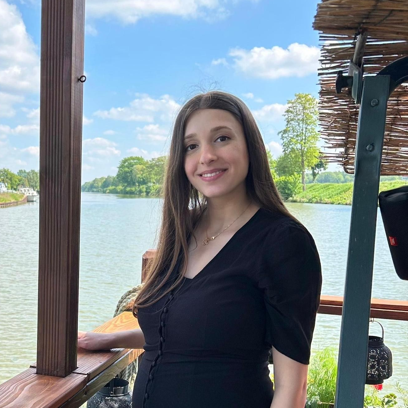 Jihan l ächelt in die Kamera