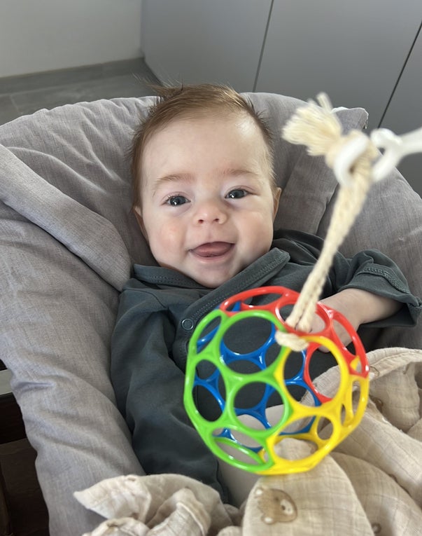 Ein Baby in einer Schaukel