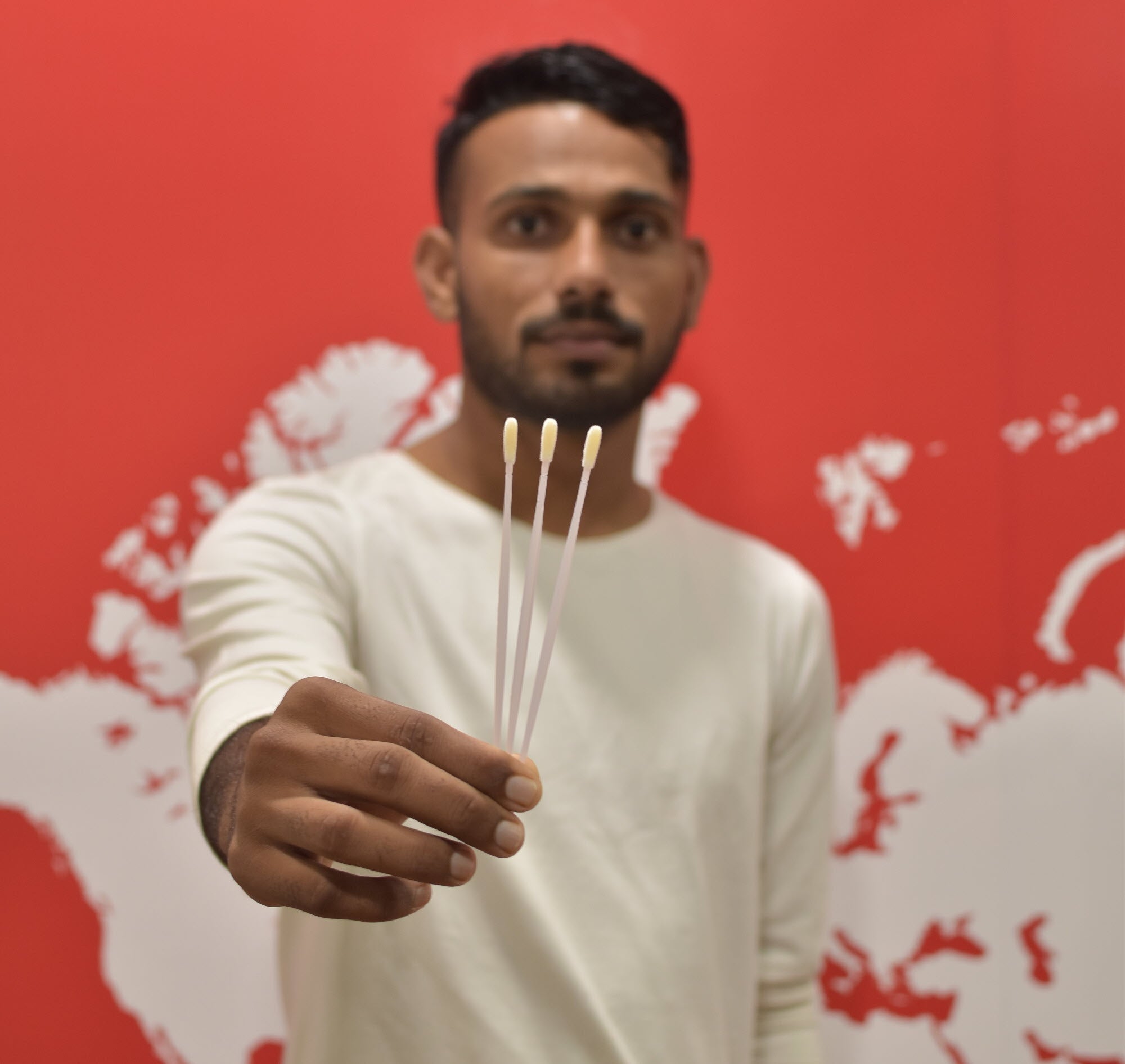 Ein Mann hält Swabs