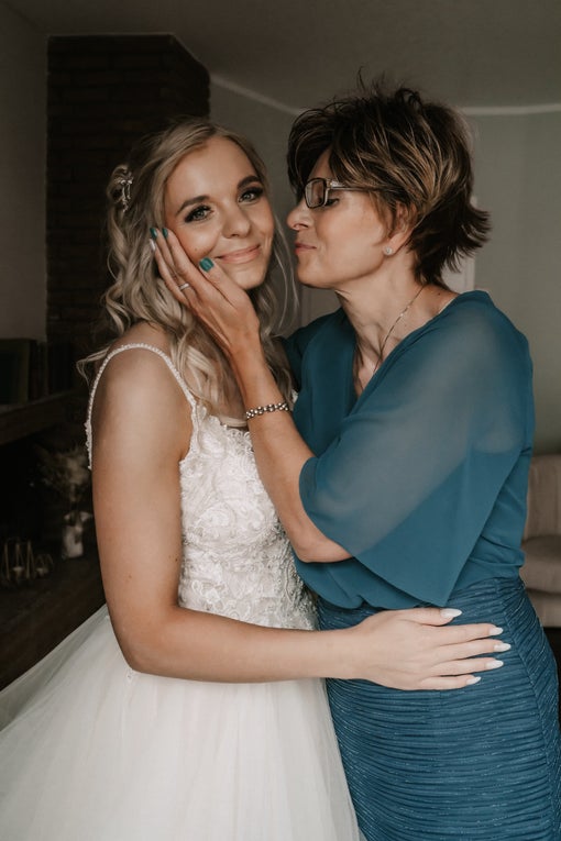 Zu sehen sind Carola und ihre Tochter am Hochzeitstag der Tochter. 